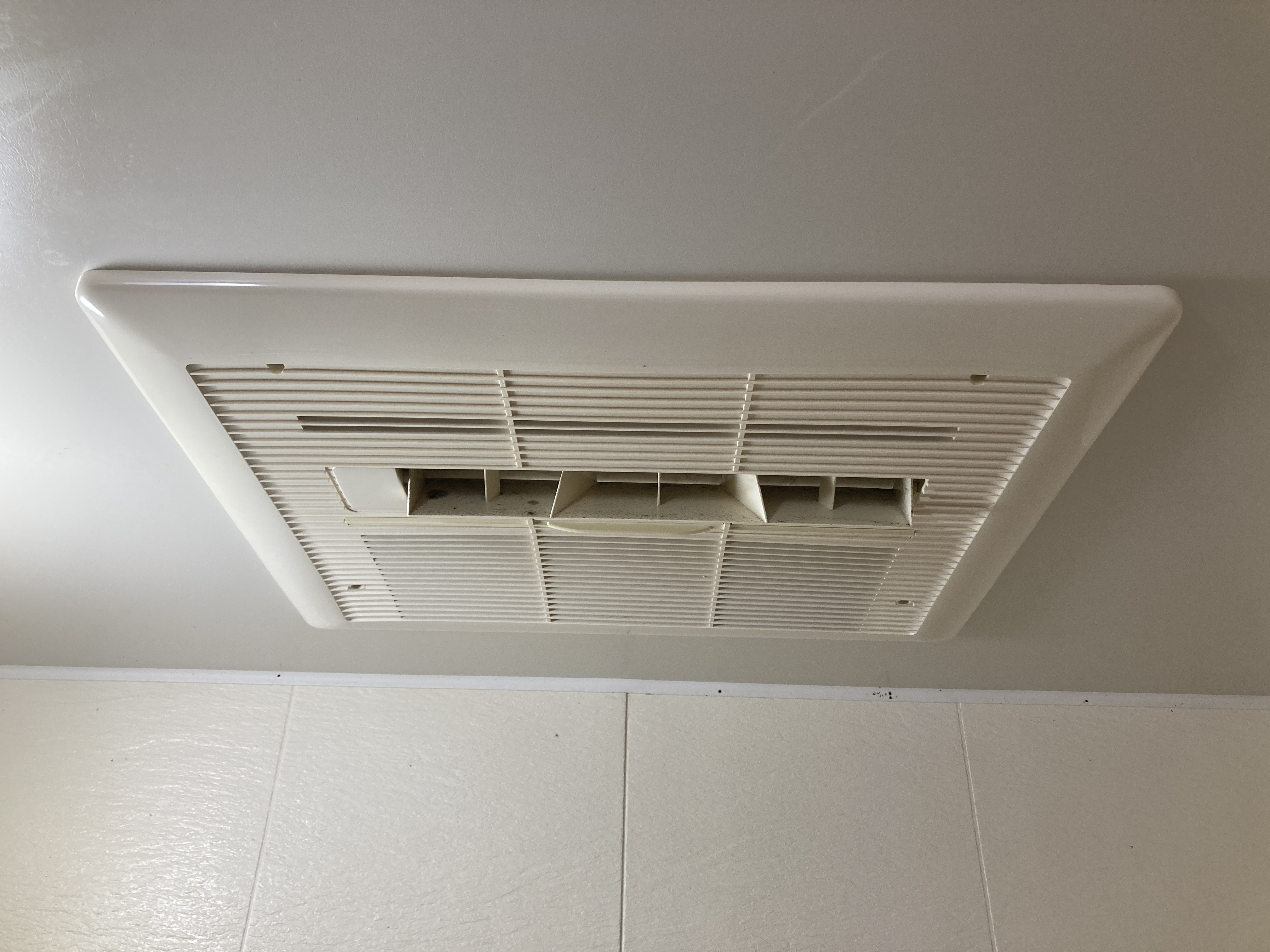 京都府京都市中京区柳田八幡町の浴室乾燥機クリーニングの作業前1