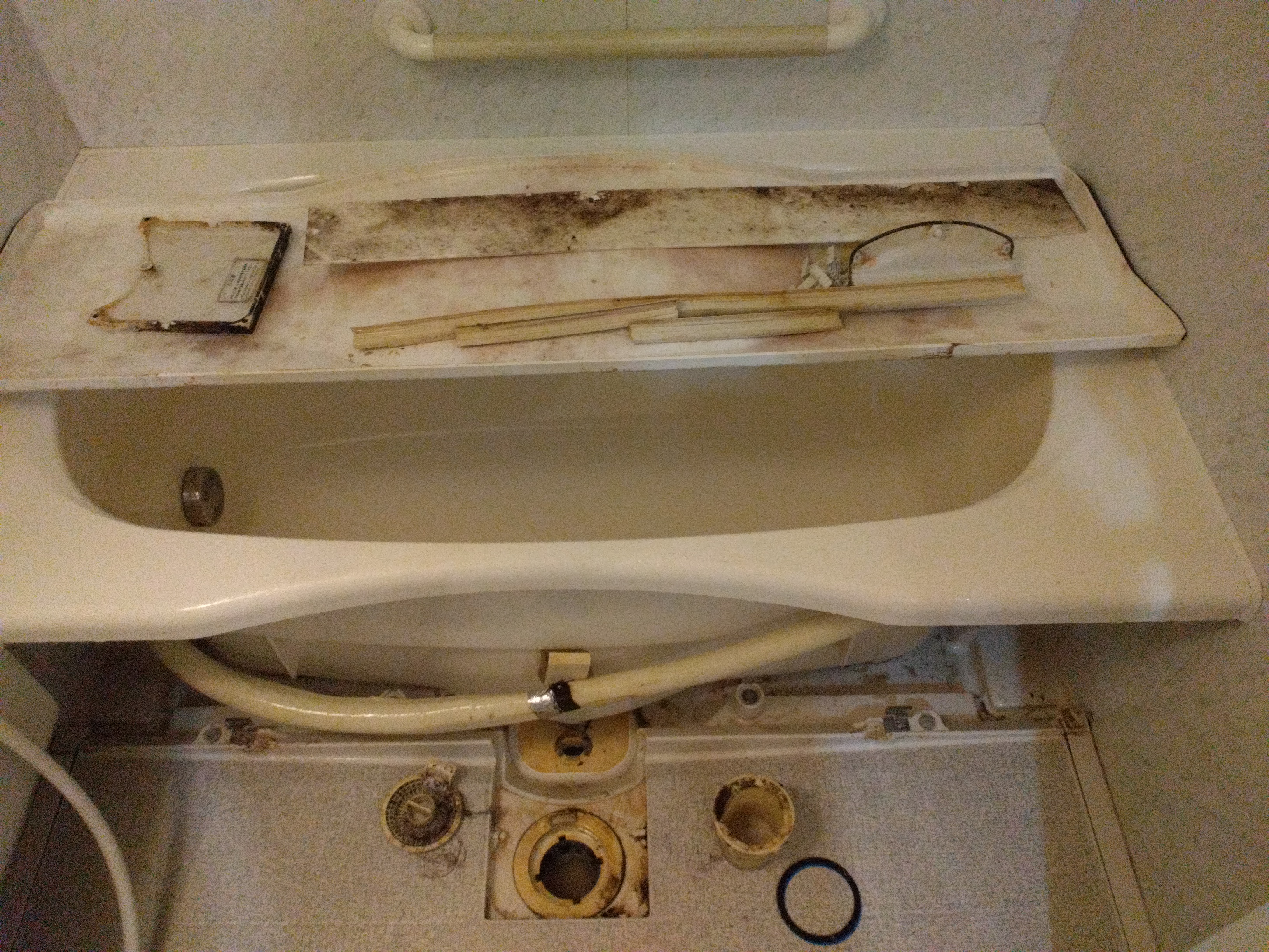 青森県八戸市の浴室・お風呂クリーニングの作業前1