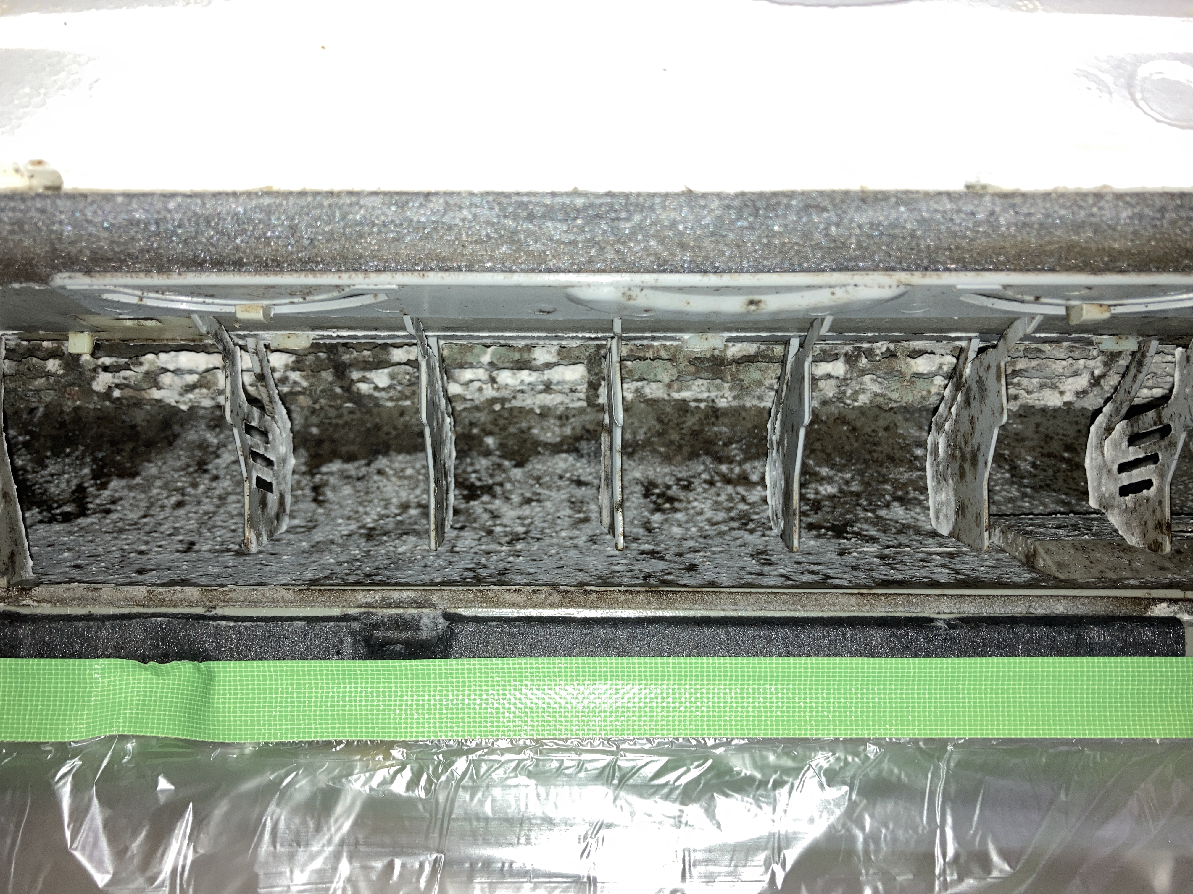 京都府京都市右京区西院西溝崎町の壁掛けエアコンの作業前1