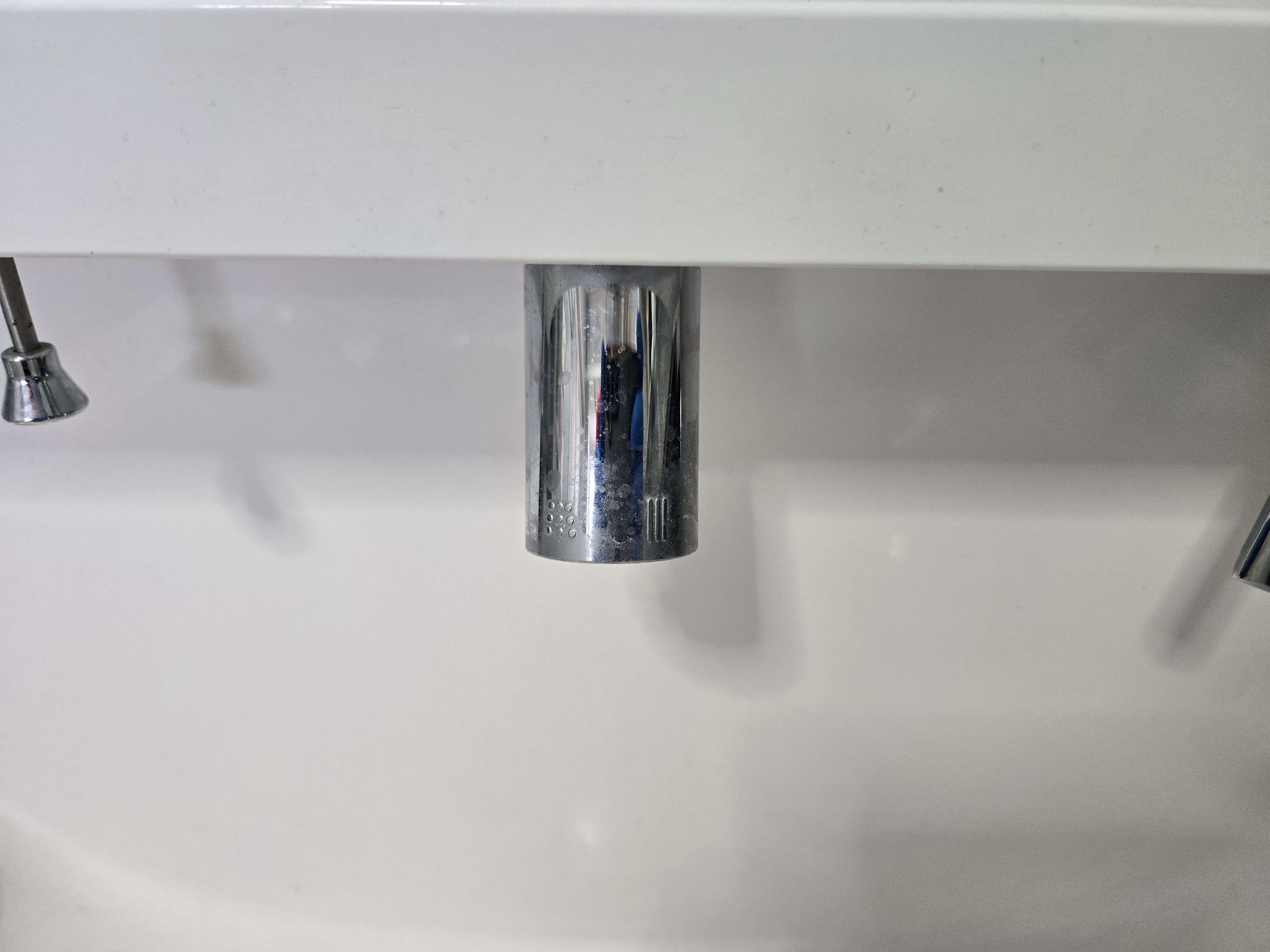 東京都小金井市の洗面所クリーニングの作業前1