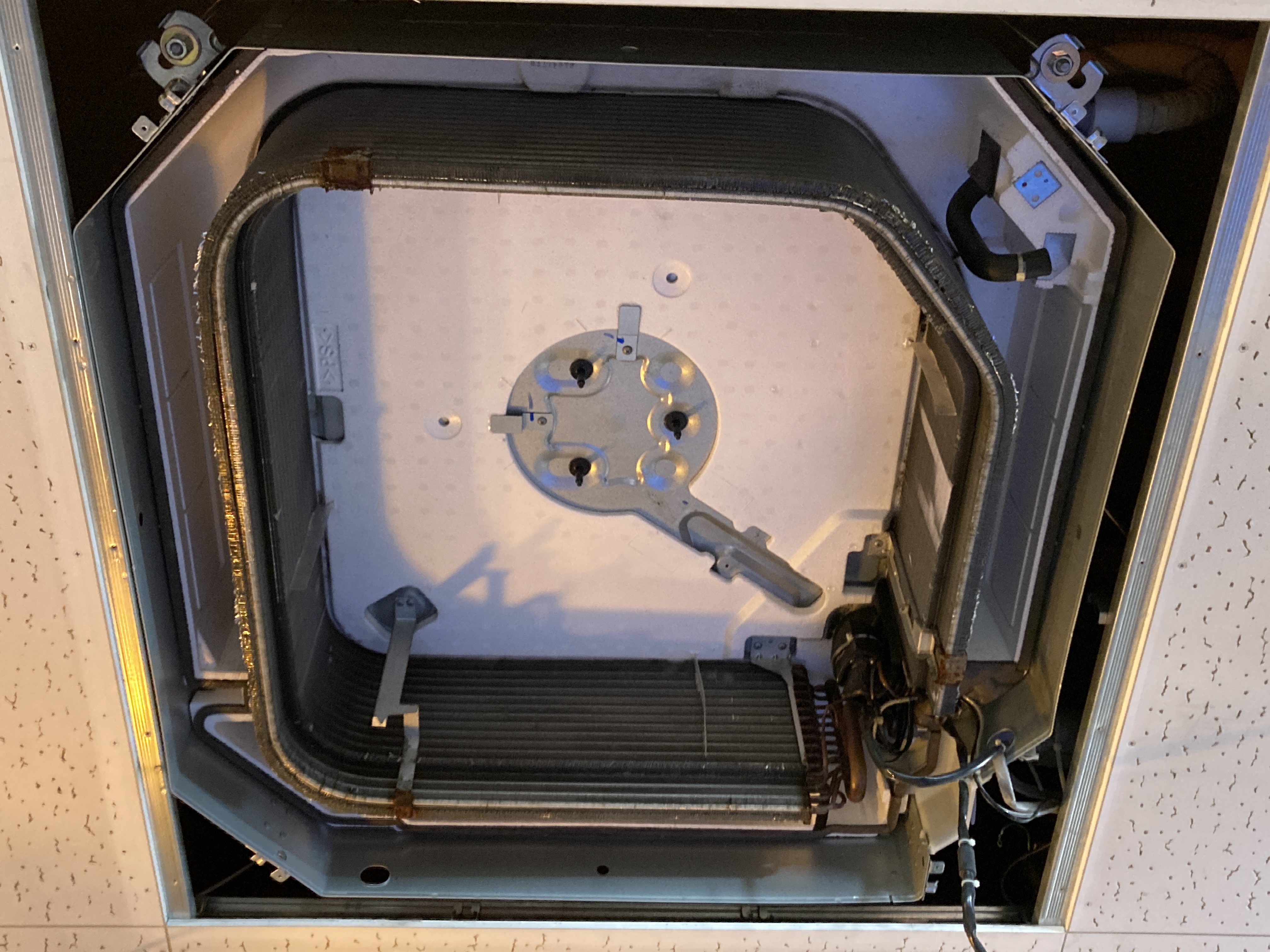 京都府京都市中京区西ノ京星池町の業務用天井埋め込みエアコンの作業後1