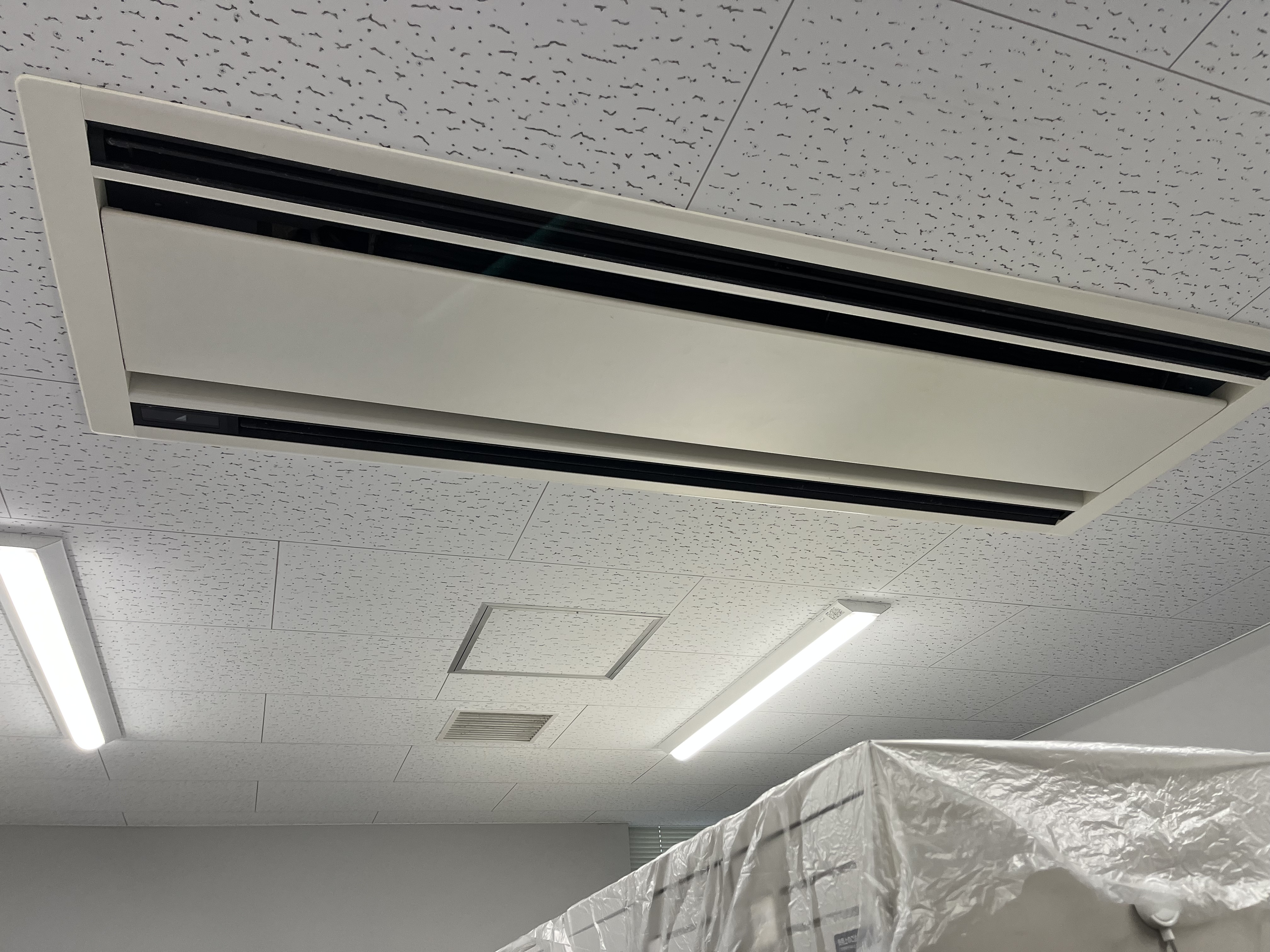 京都府京都市南区吉祥院石原東之口町の業務用天井埋め込みエアコンの作業前3