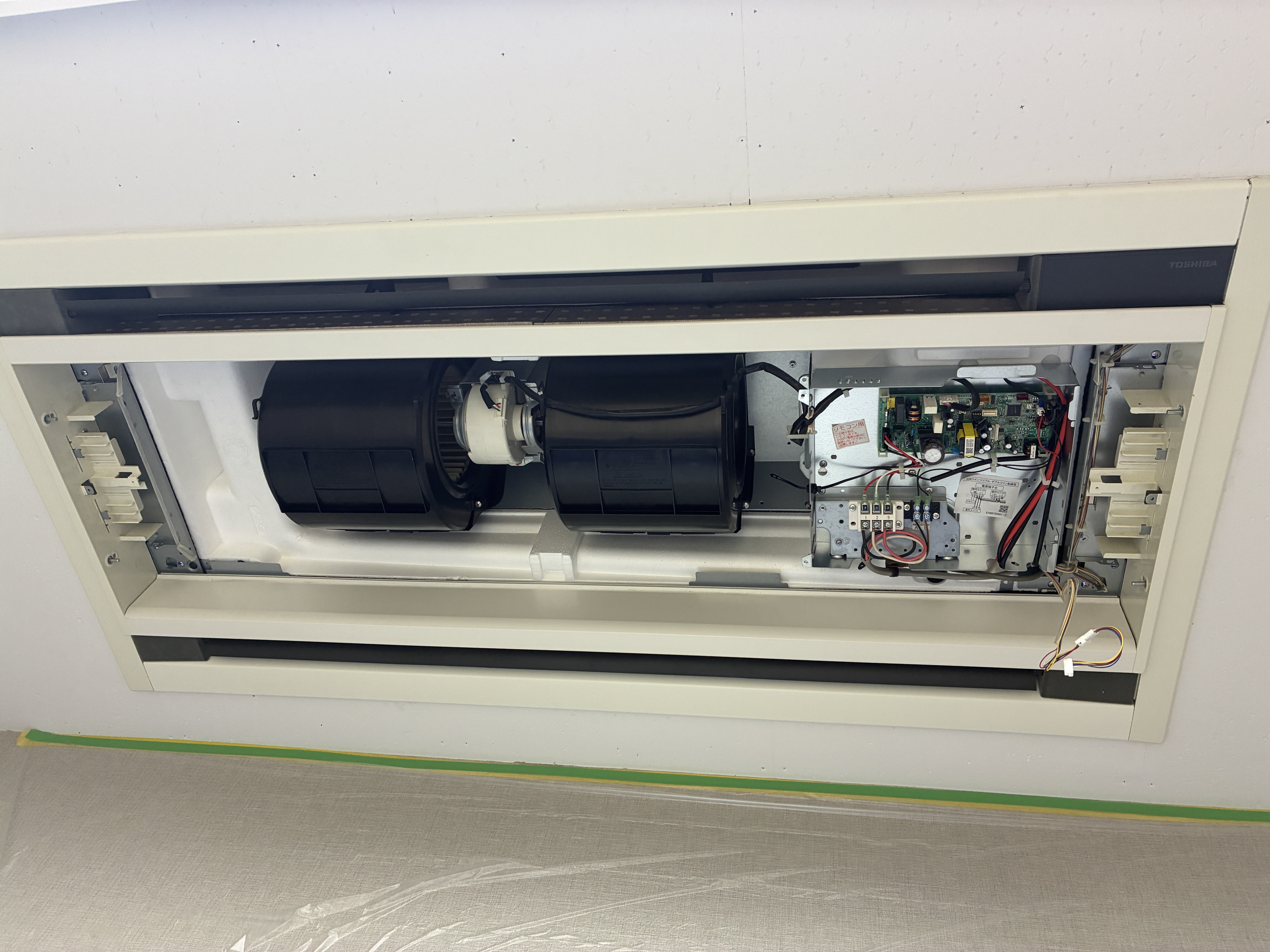 茨城県守谷市の業務用天井埋め込みエアコンの作業前1