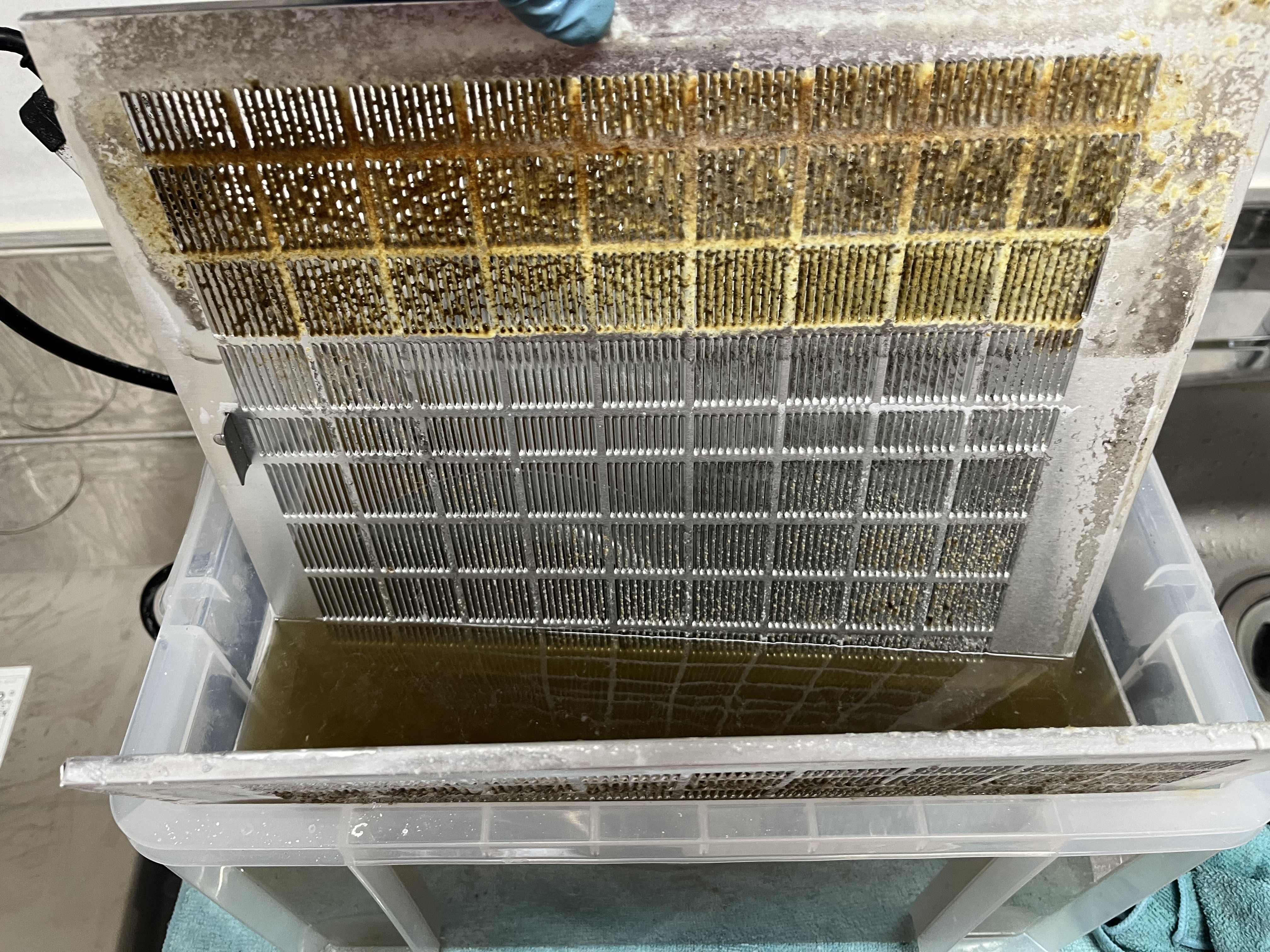 福島県いわき市のレンジフードクリーニングの作業前1