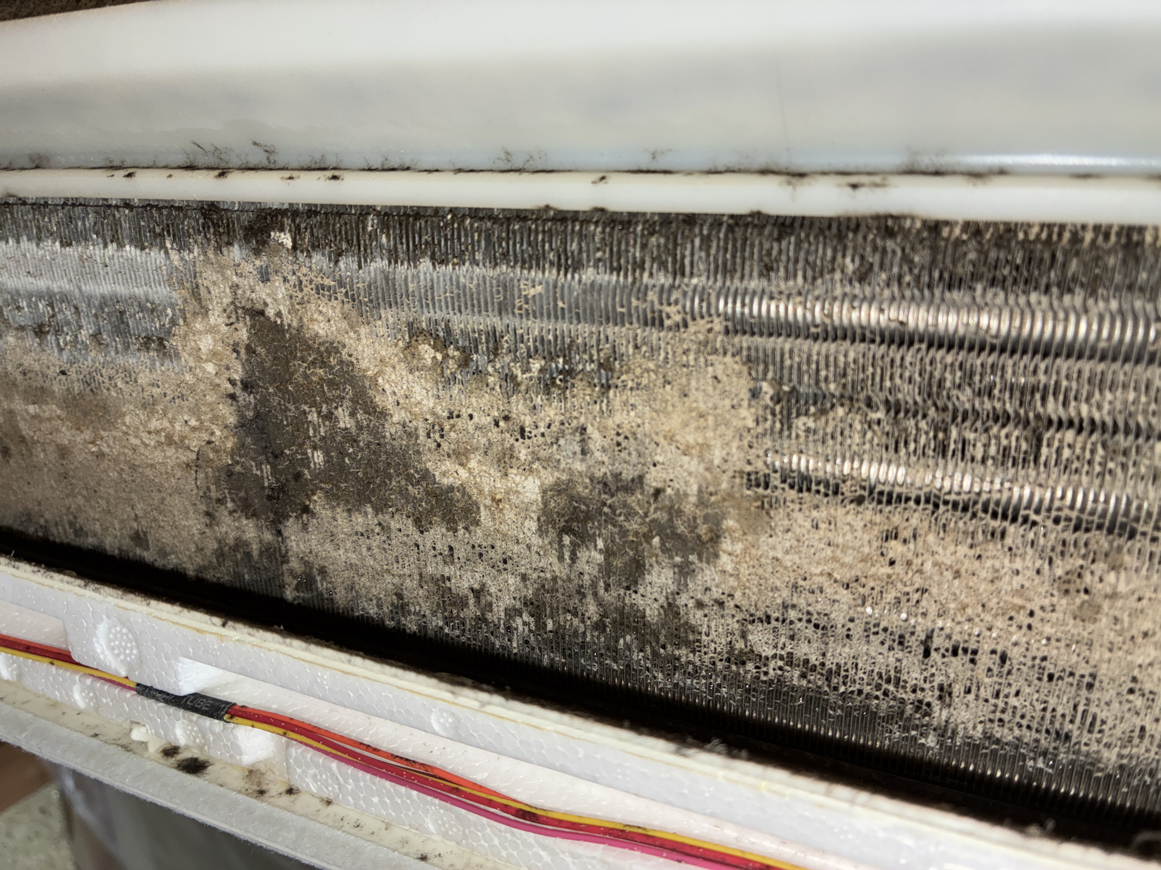 愛知県春日井市西山町の壁掛けエアコンの作業前2