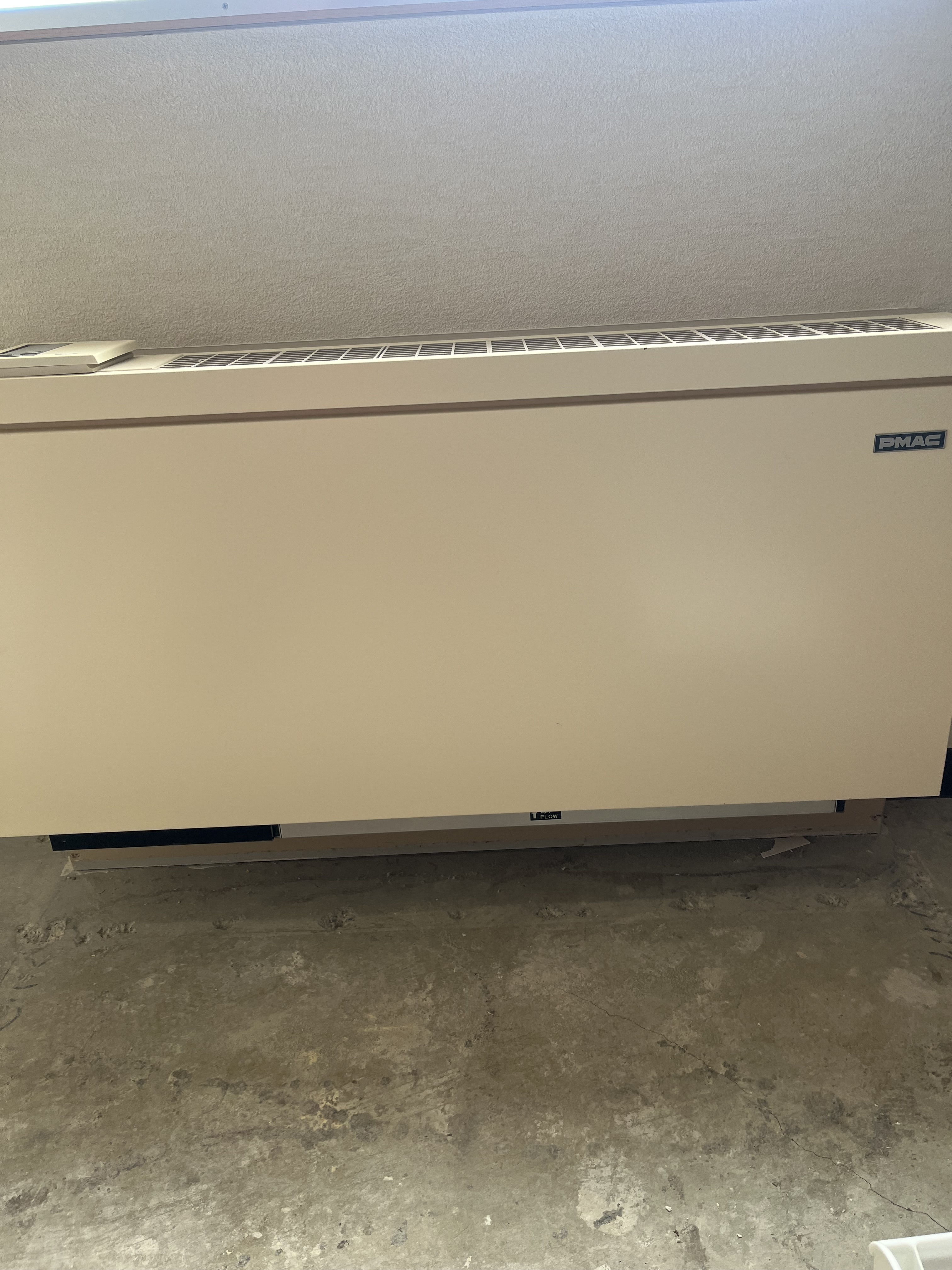 福島県双葉郡富岡町の業務用床置きエアコンの作業前1