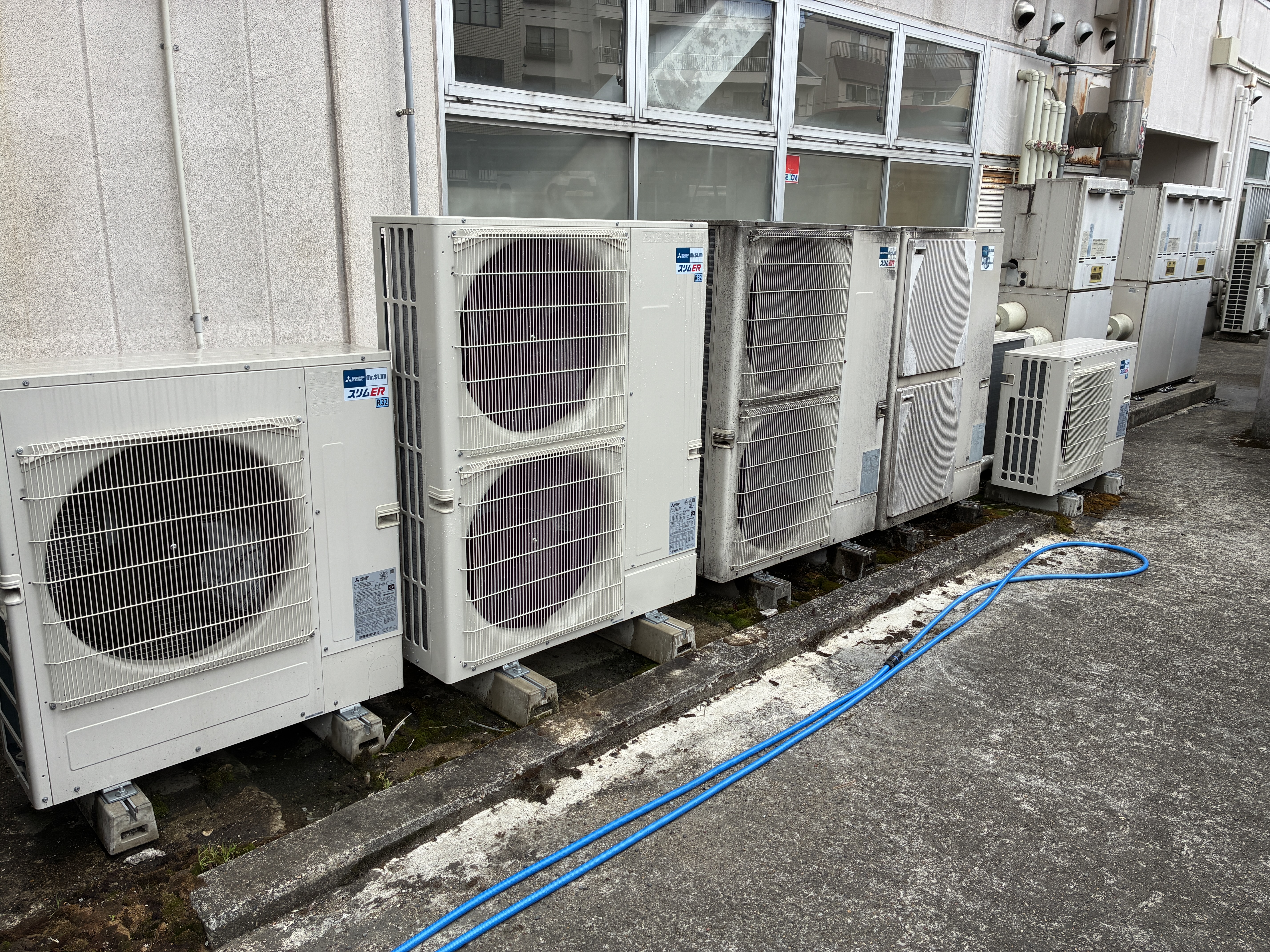 茨城県取手市の業務用天井埋め込みエアコンの作業前2