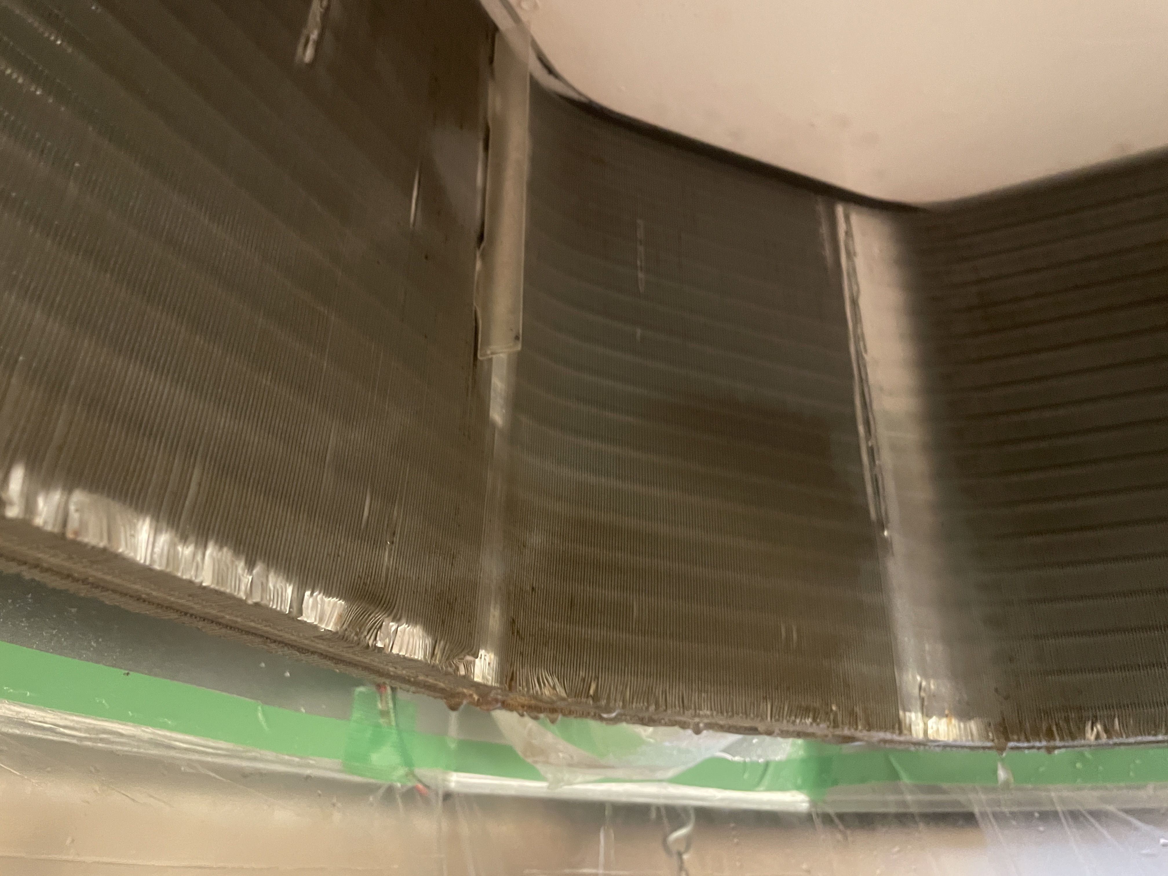 神奈川県横浜市中区の業務用天井埋め込みエアコンの作業前1