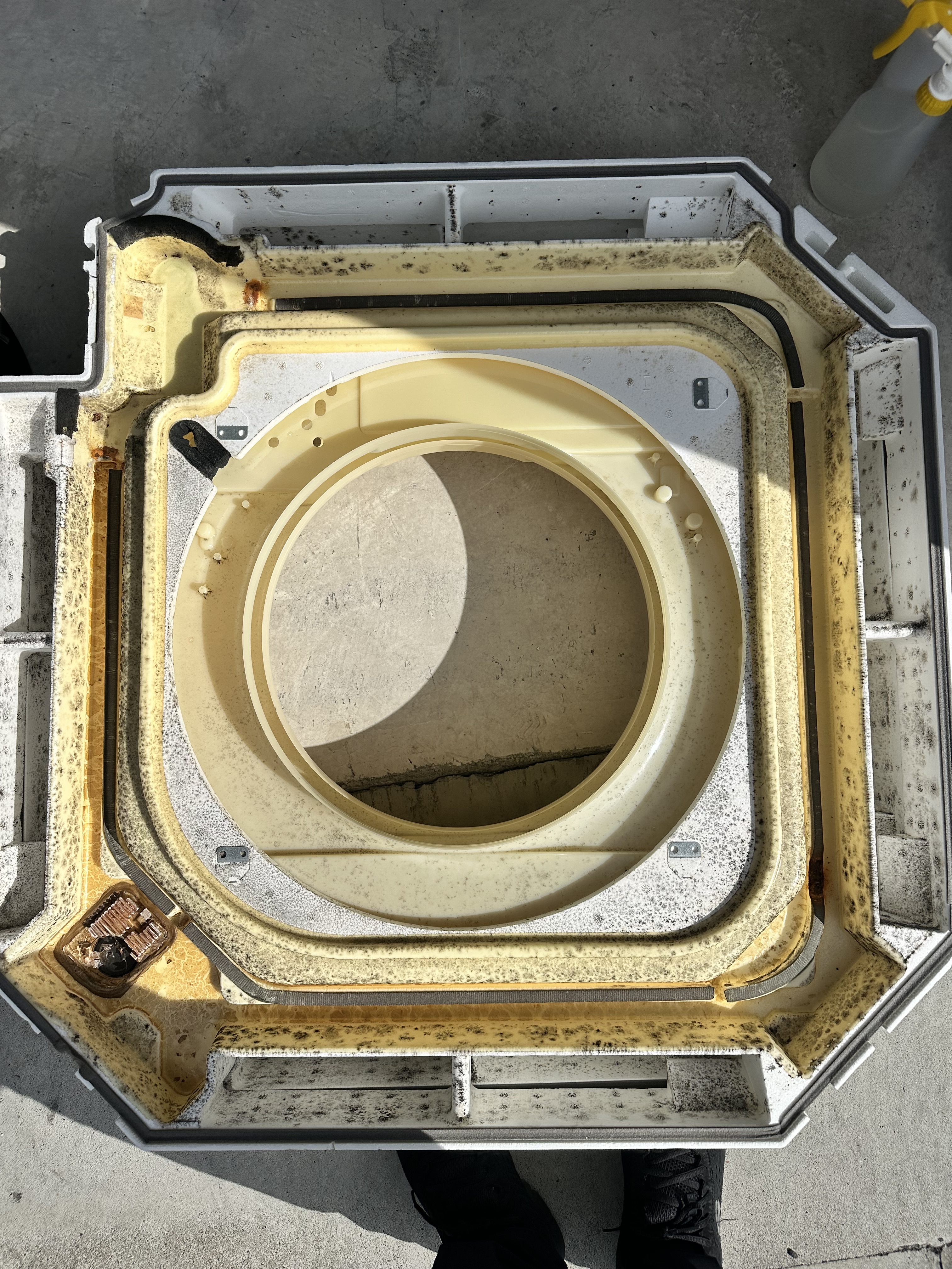 愛知県名古屋市中区大須の業務用天井埋め込みエアコンの作業前1