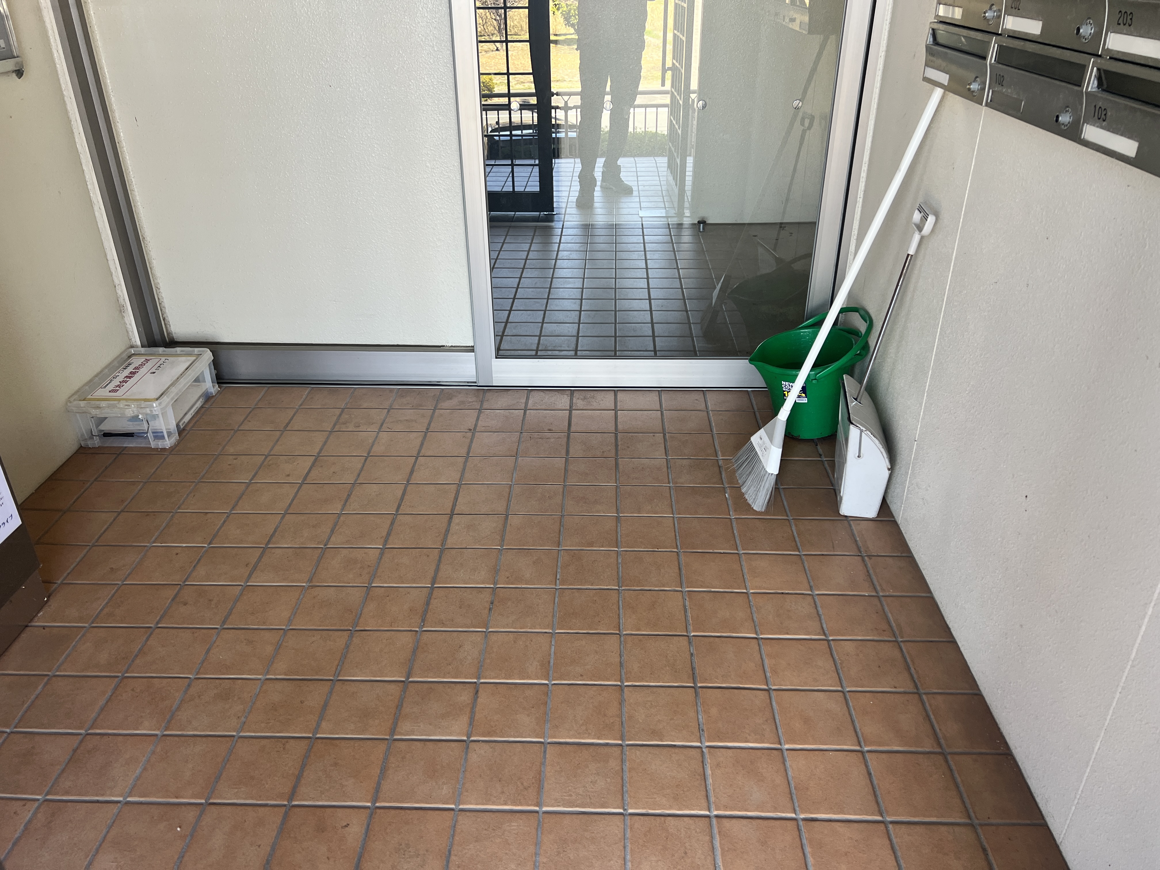 静岡県掛川市のビル・マンション共用部清掃の作業前2