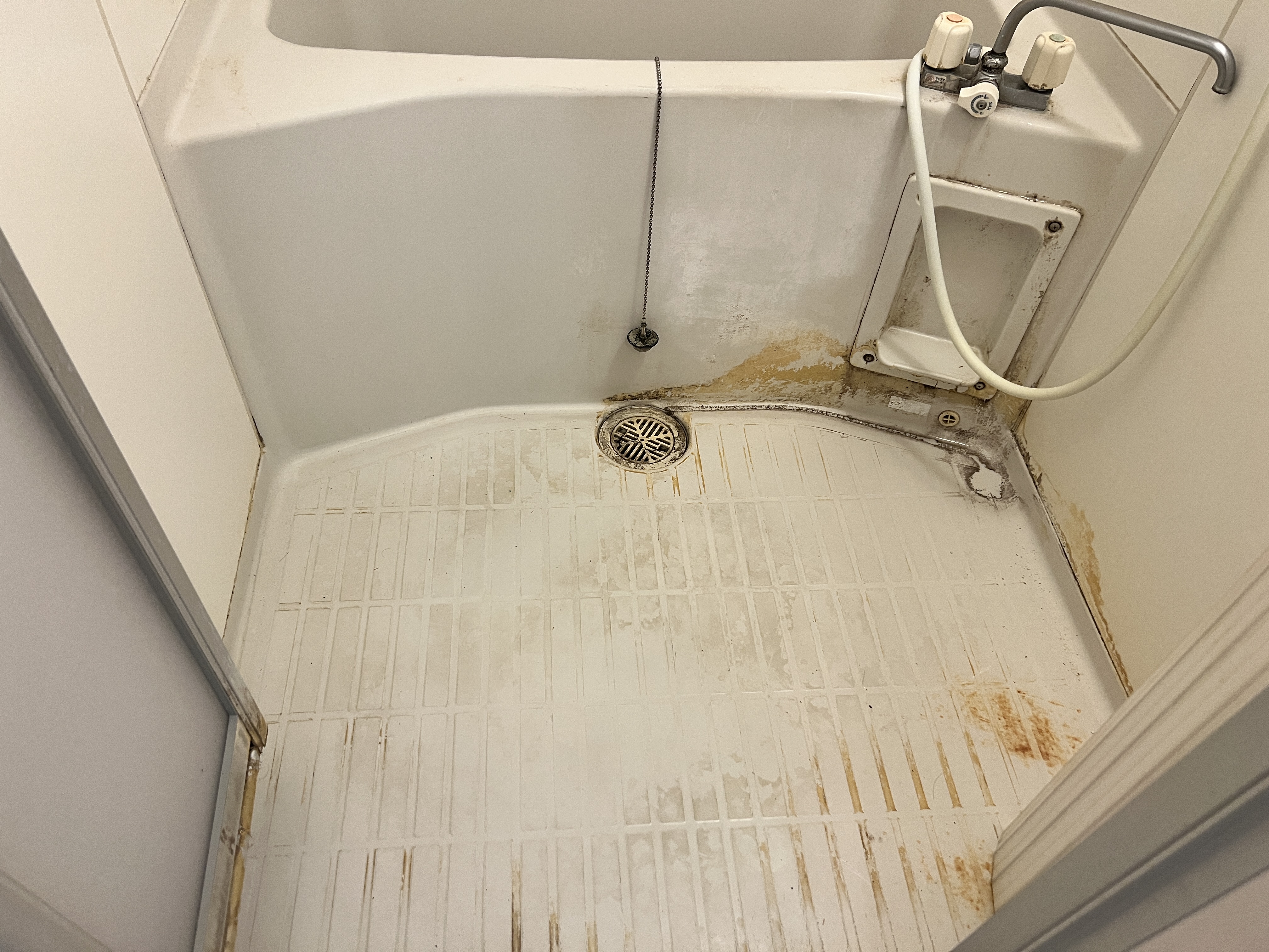 静岡県磐田市の賃貸住宅退去後の原状回復クリーニングの作業前1