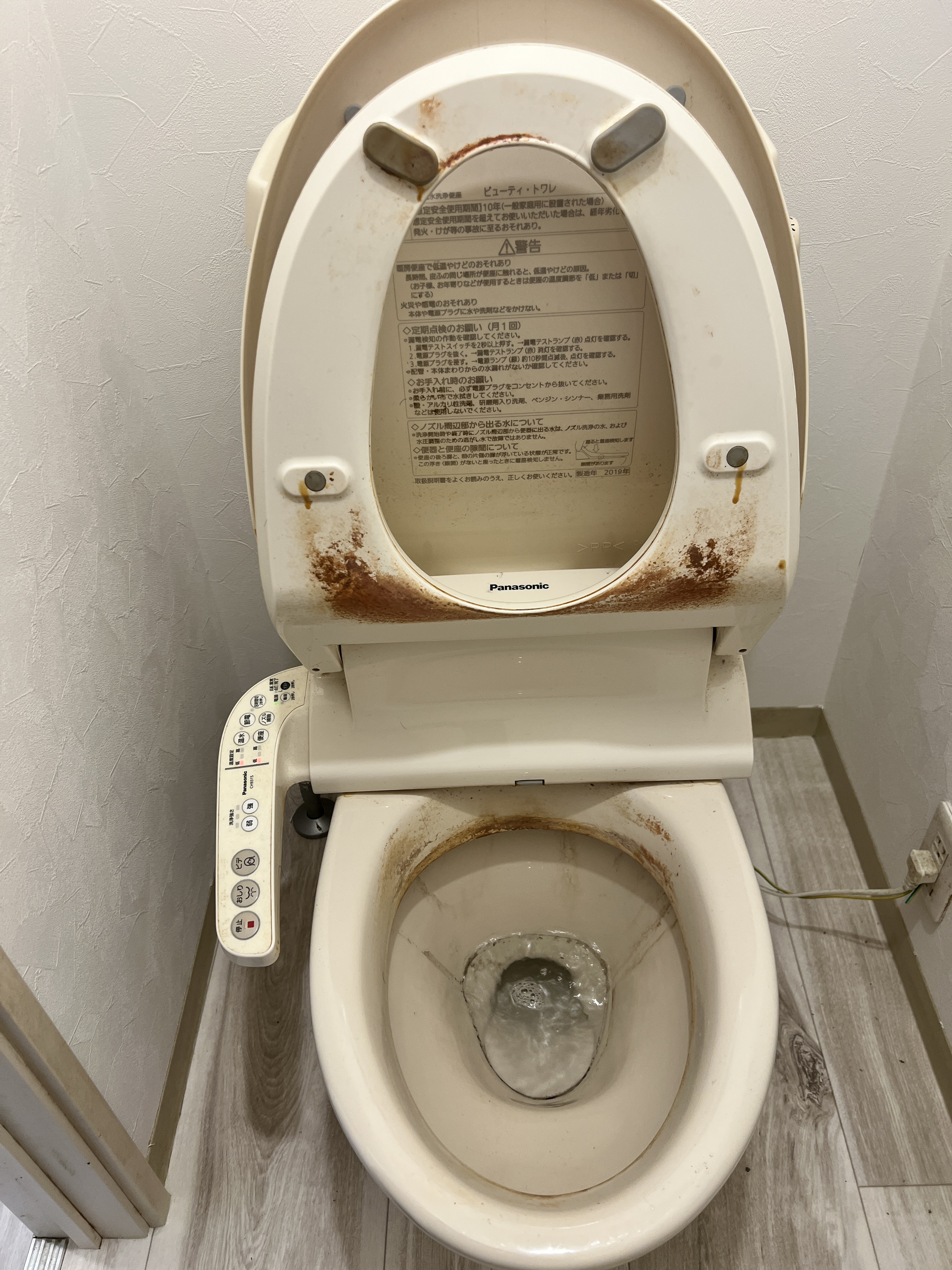 静岡県磐田市の賃貸住宅退去後の原状回復クリーニングの作業前2