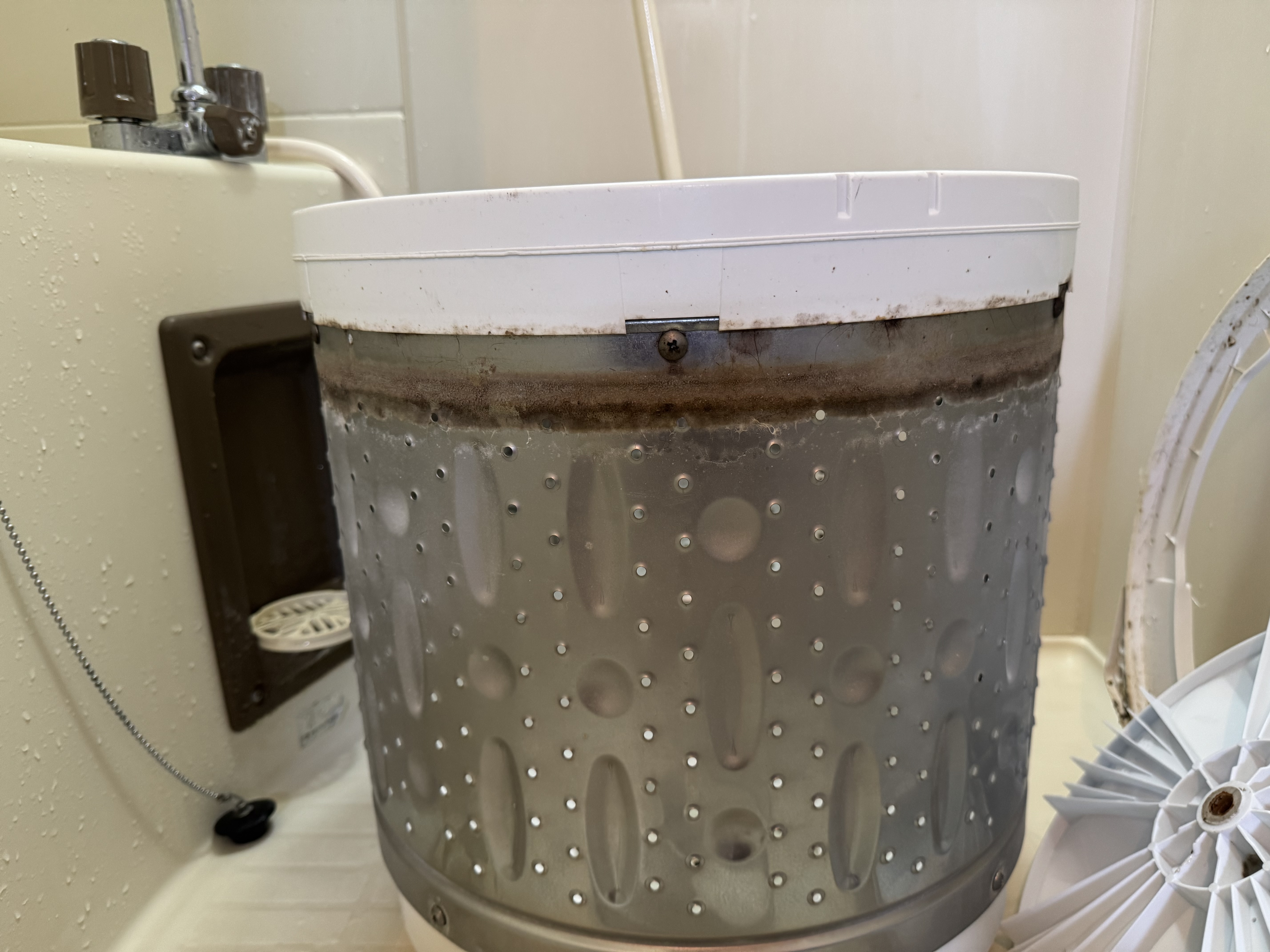 東京都足立区神明の洗濯機分解クリーニングの作業前2