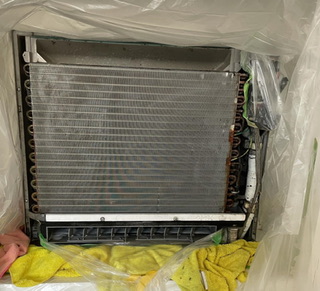 東京都世田谷区深沢の家庭用床置きエアコンの作業前1