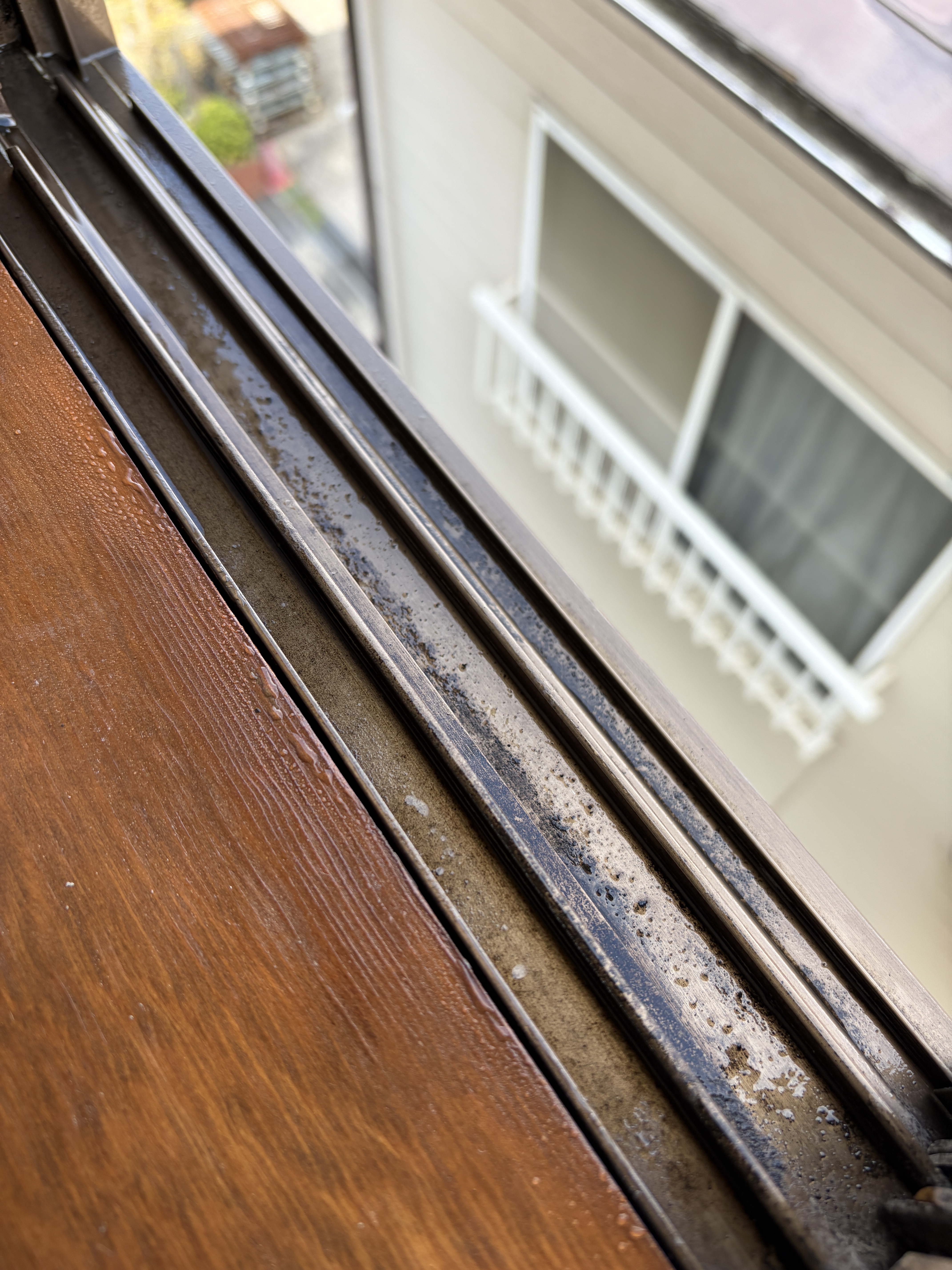 東京都荒川区西尾久の窓ガラス・サッシクリーニングの作業前2