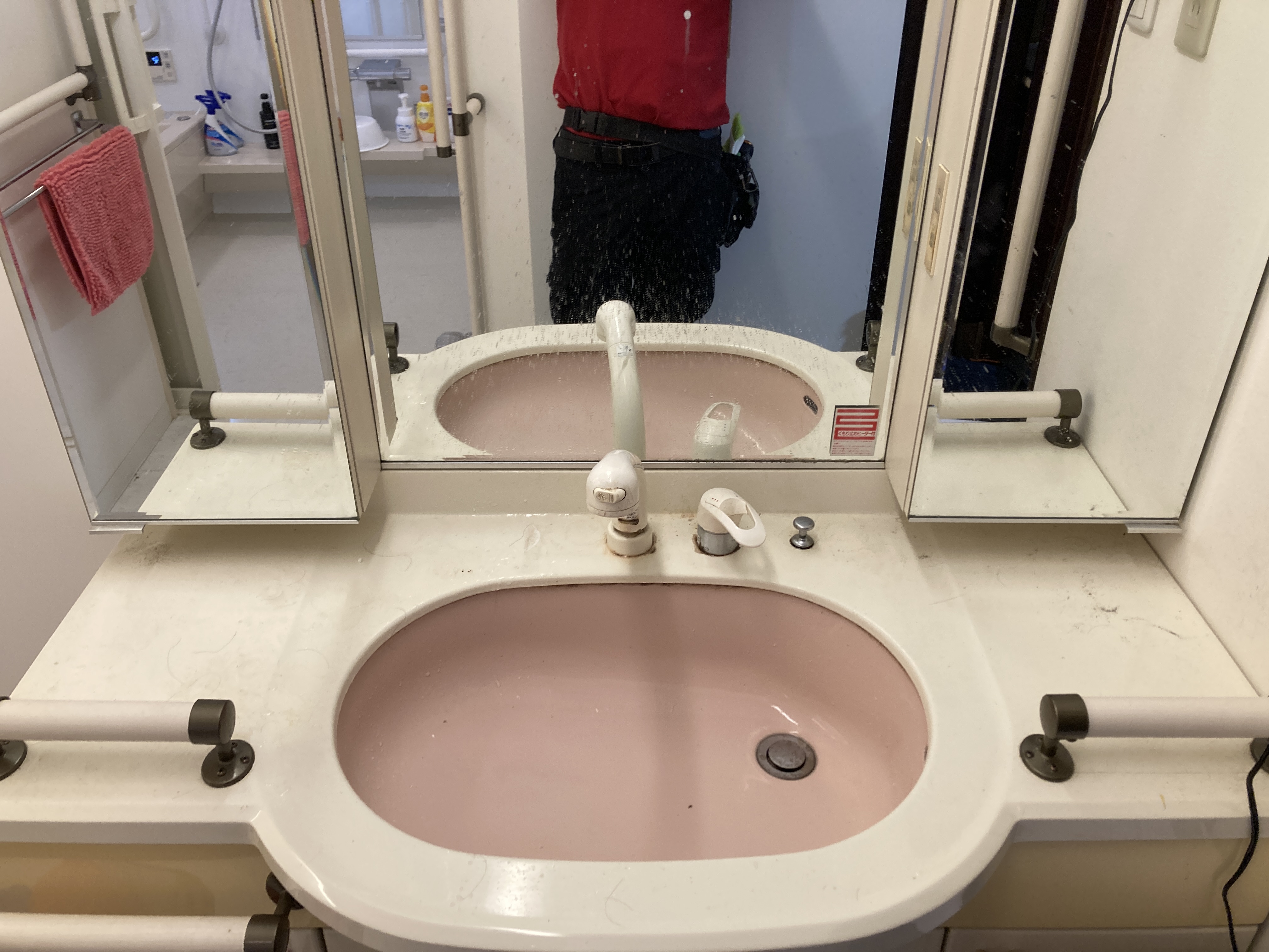 京都府京都市南区上鳥羽鍋ヶ淵町の洗面所クリーニングの作業前2