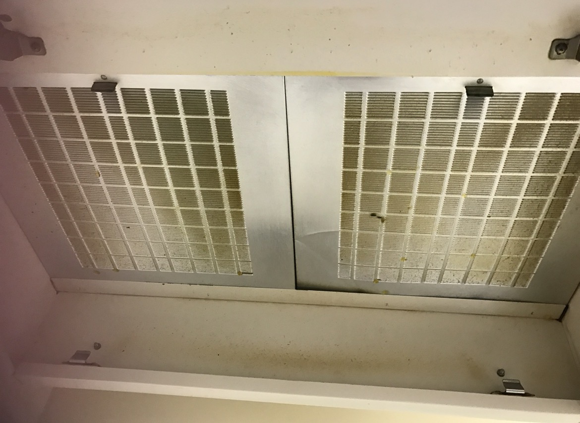 青森県弘前市のレンジフードクリーニングの作業前2