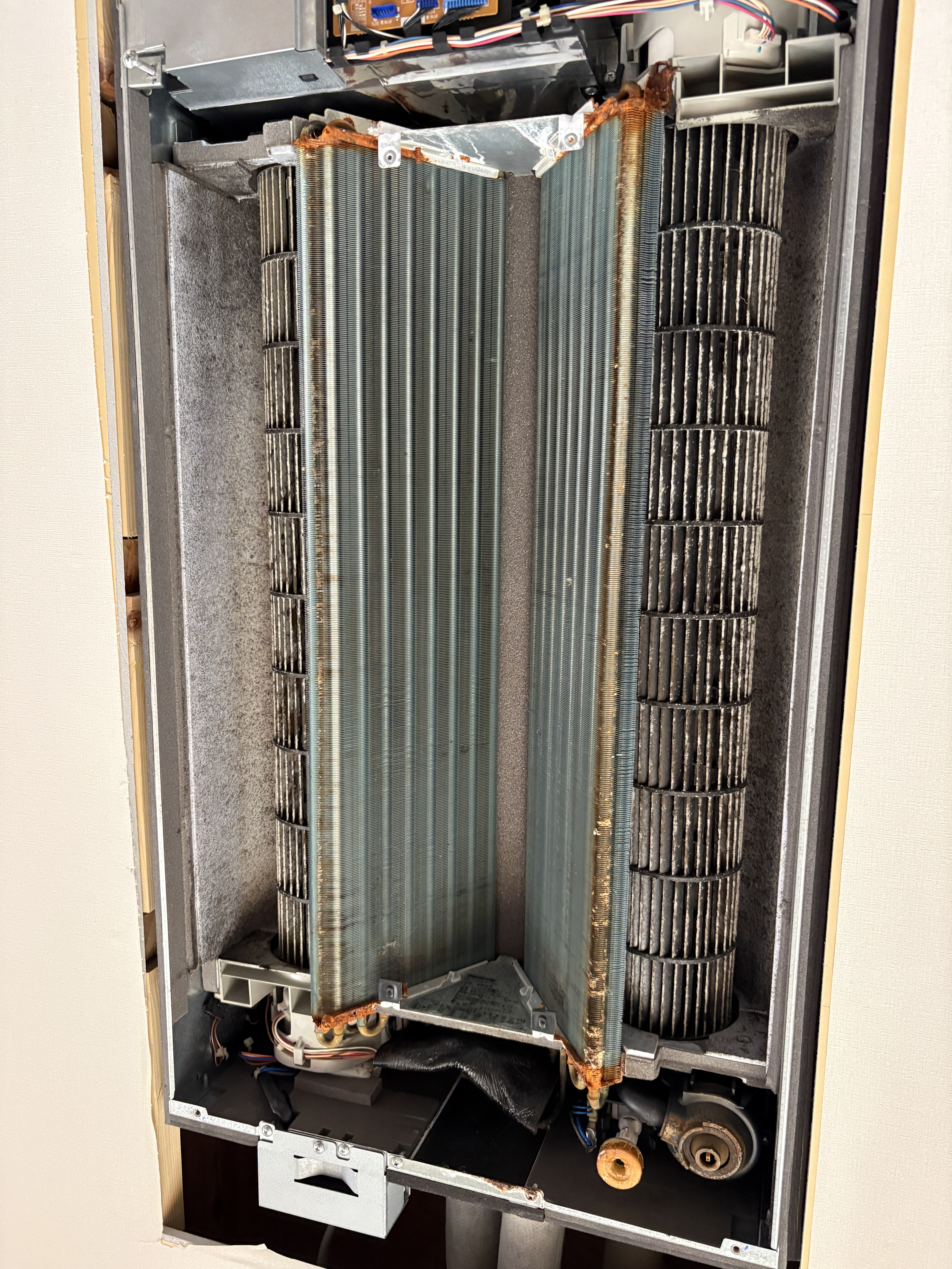 神奈川県厚木市の家庭用天井埋め込みエアコンの作業前1