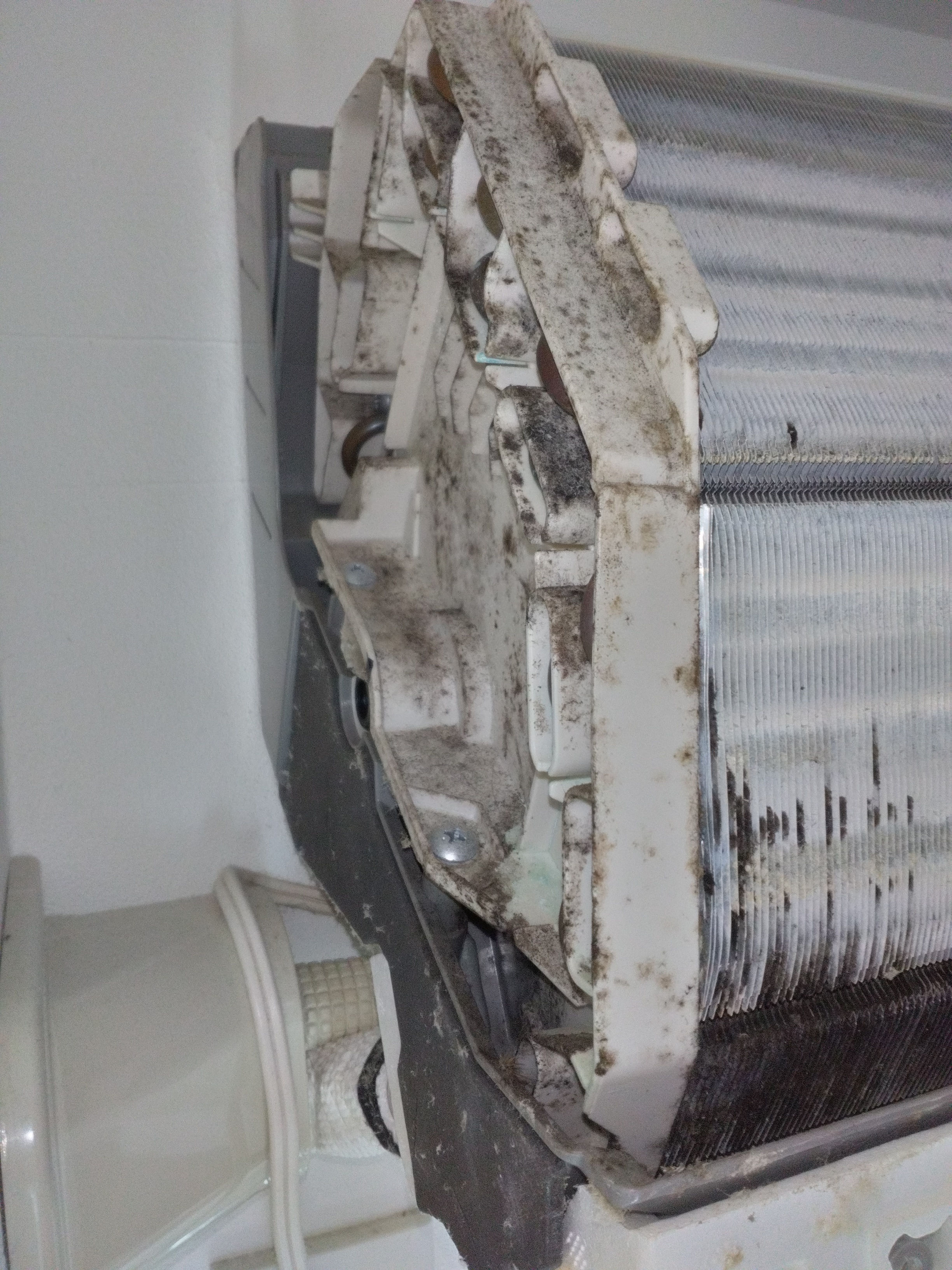 山梨県甲府市の壁掛けエアコンの作業前1