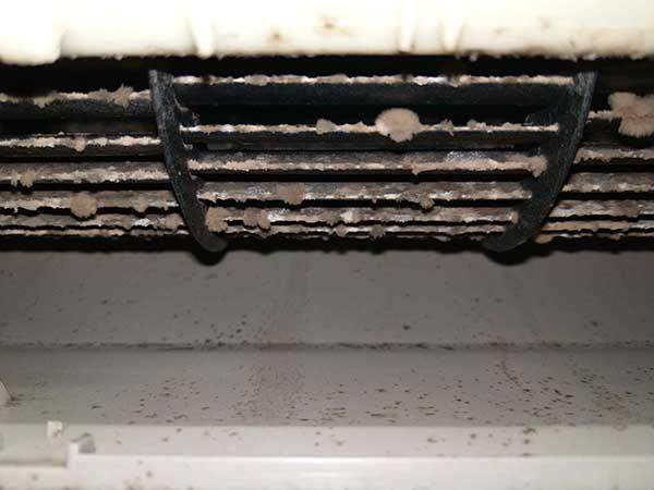 青森県弘前市の壁埋め込みエアコンの作業前1