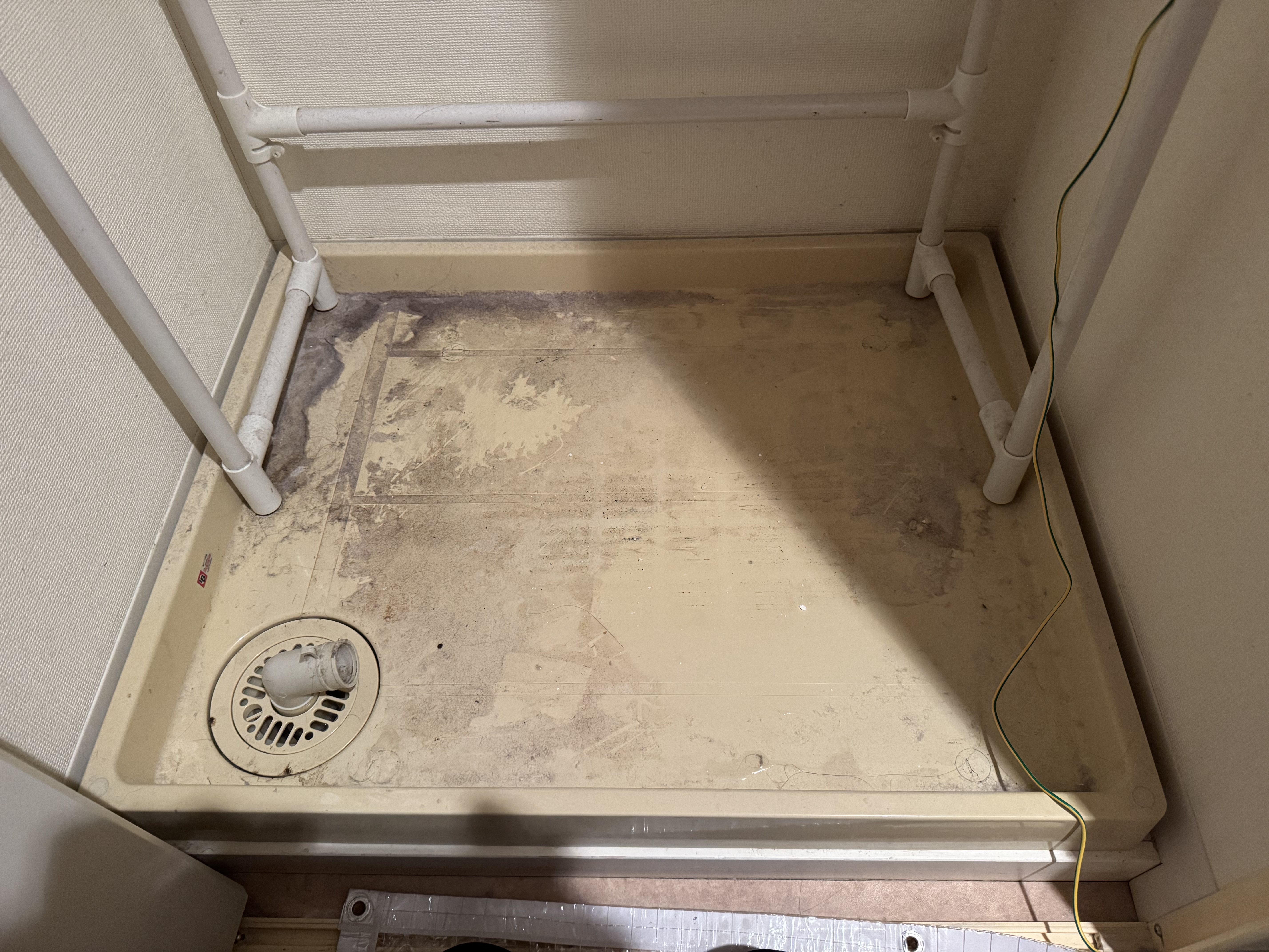 東京都港区のベランダ・バルコニークリーニングの作業前1