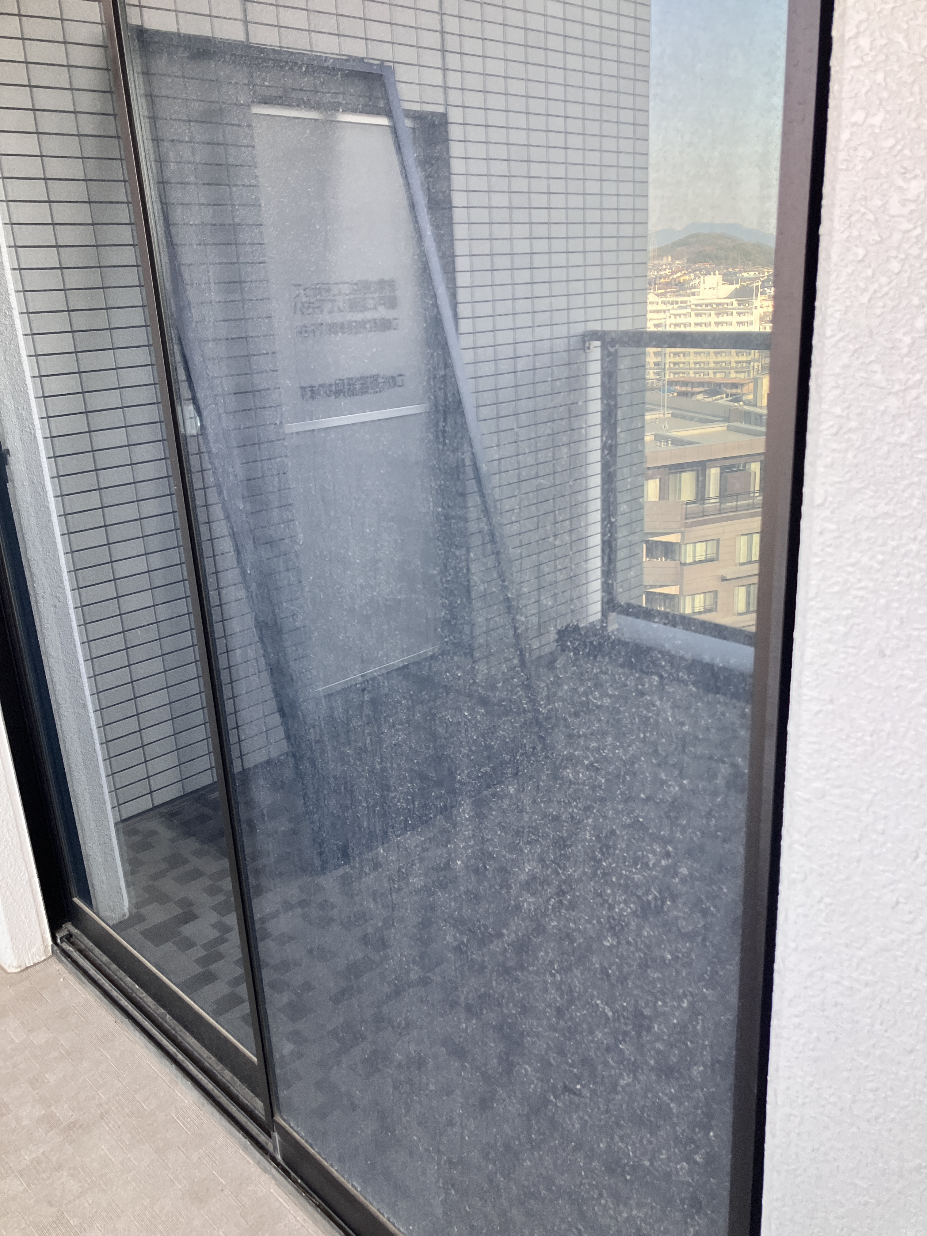 福岡県北九州市八幡西区のベランダ・バルコニークリーニングの作業前1