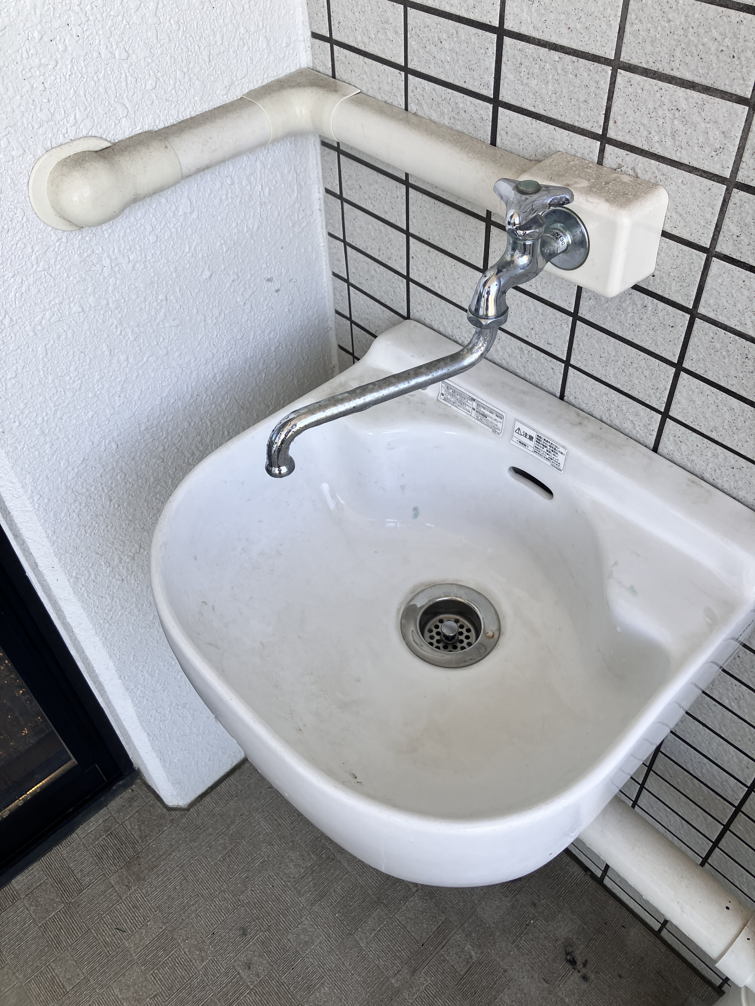 福岡県北九州市八幡西区のベランダ・バルコニークリーニングの作業前3