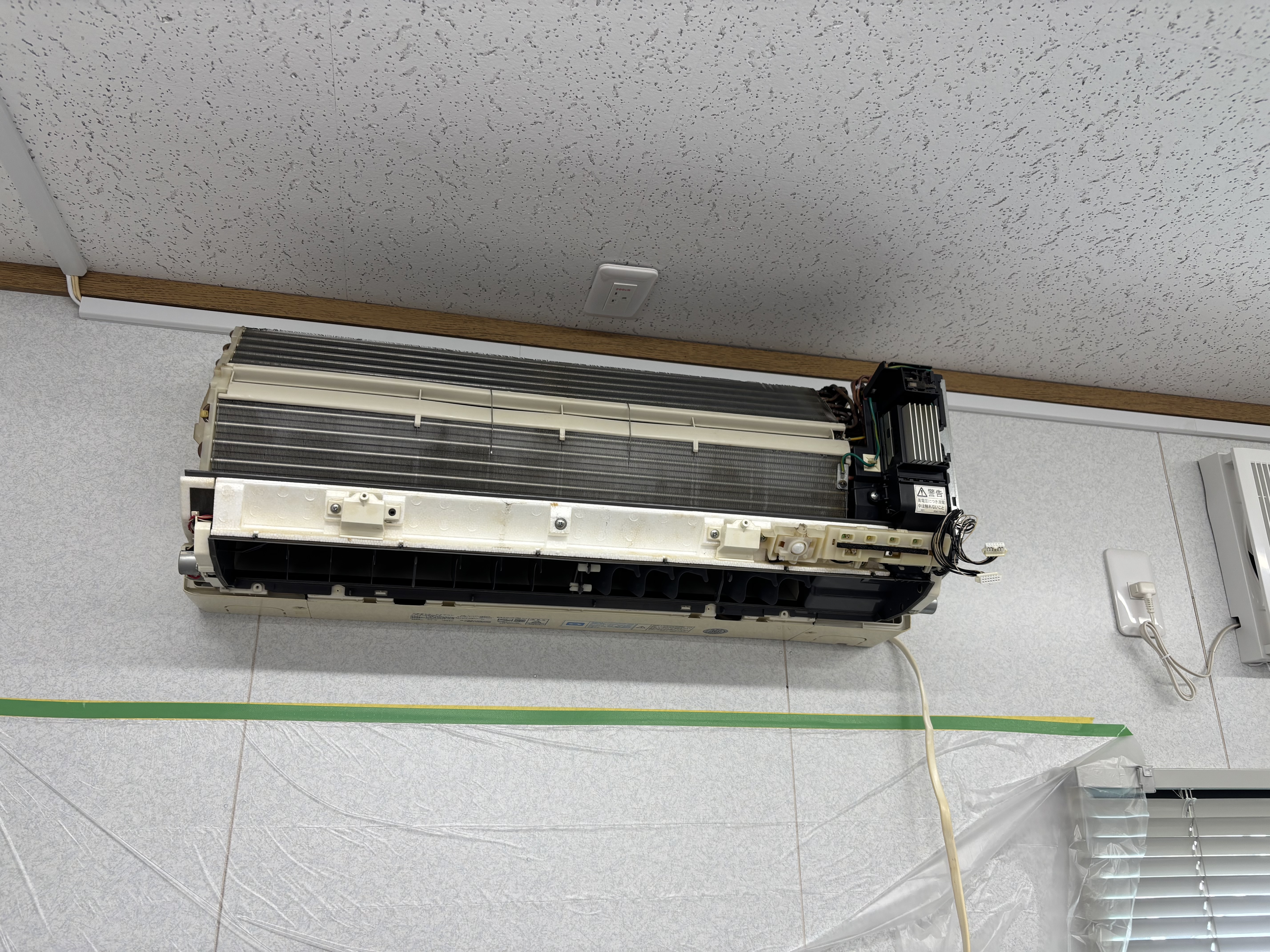 宮城県名取市本郷のお掃除機能付きエアコンの作業前1