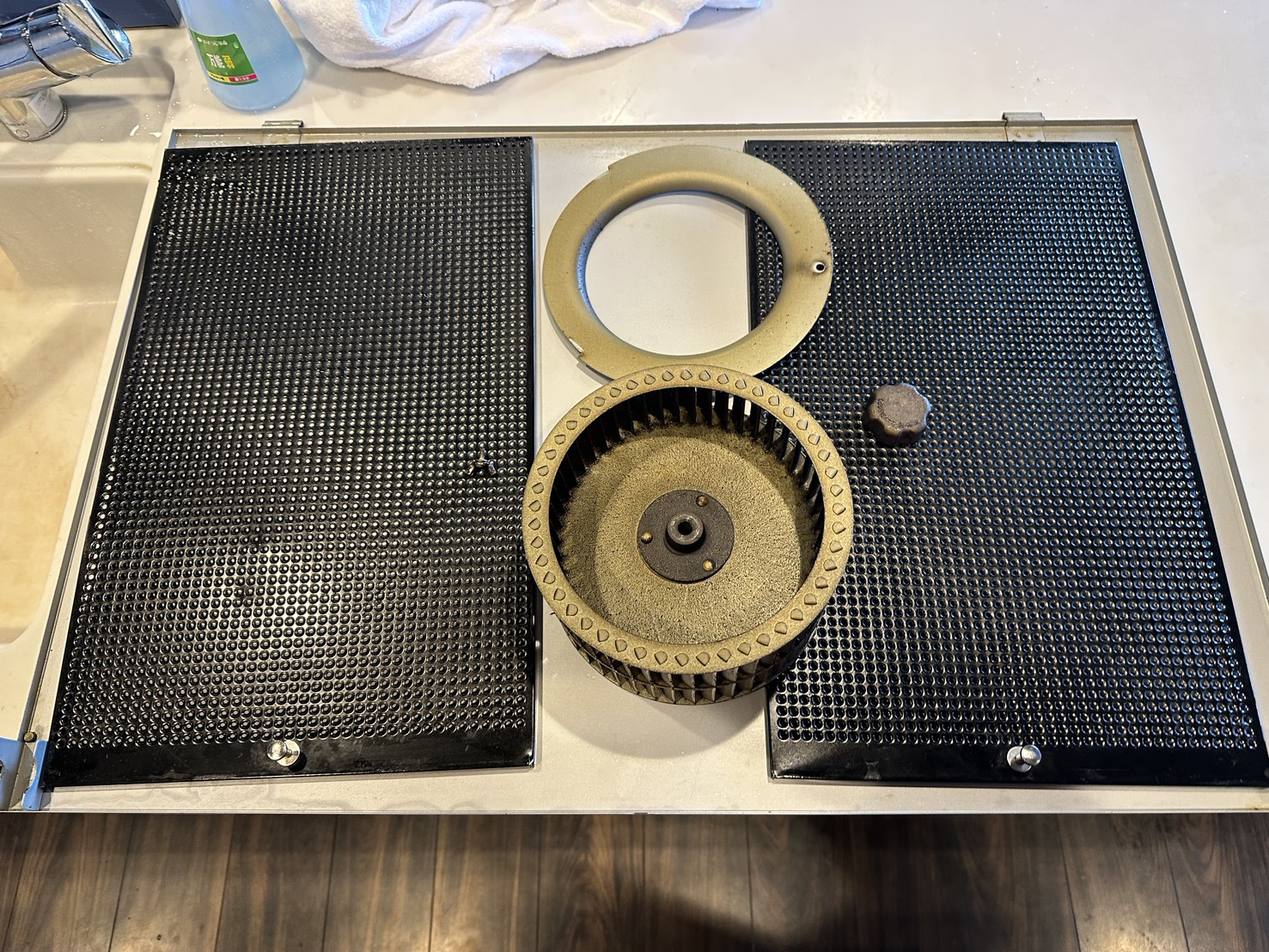 福岡県北九州市八幡西区折尾のキッチンクリーニングの作業前1