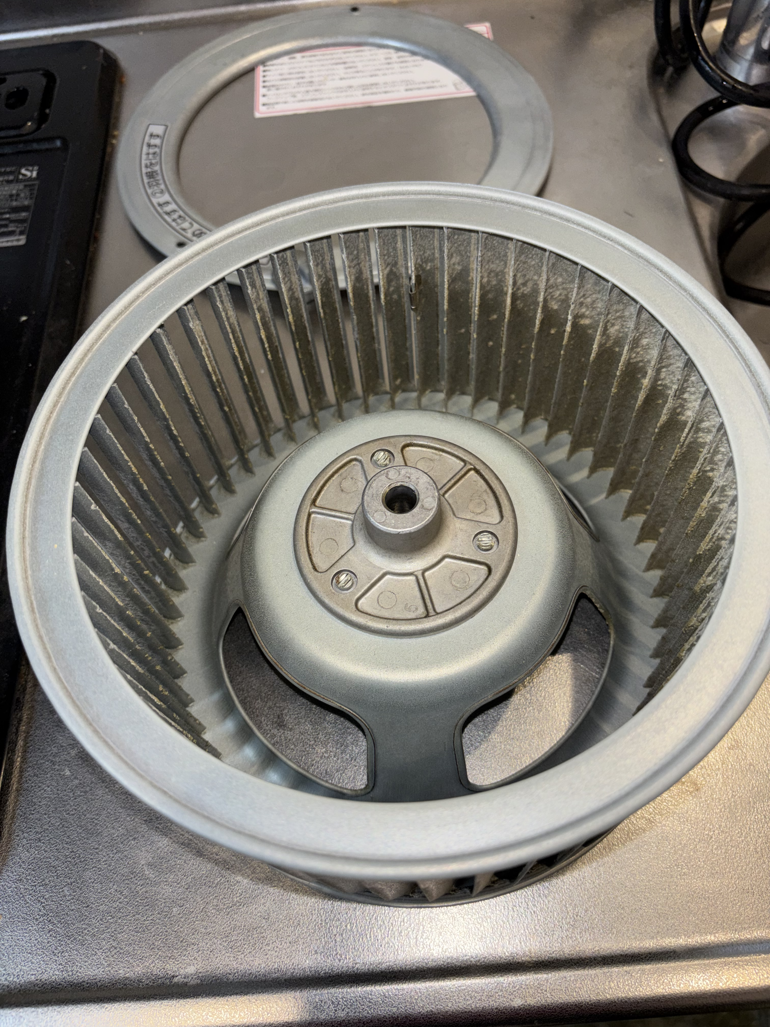 神奈川県藤沢市のレンジフードクリーニングの作業前3