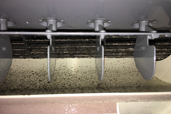 青森県青森市の壁掛けエアコンの作業前1