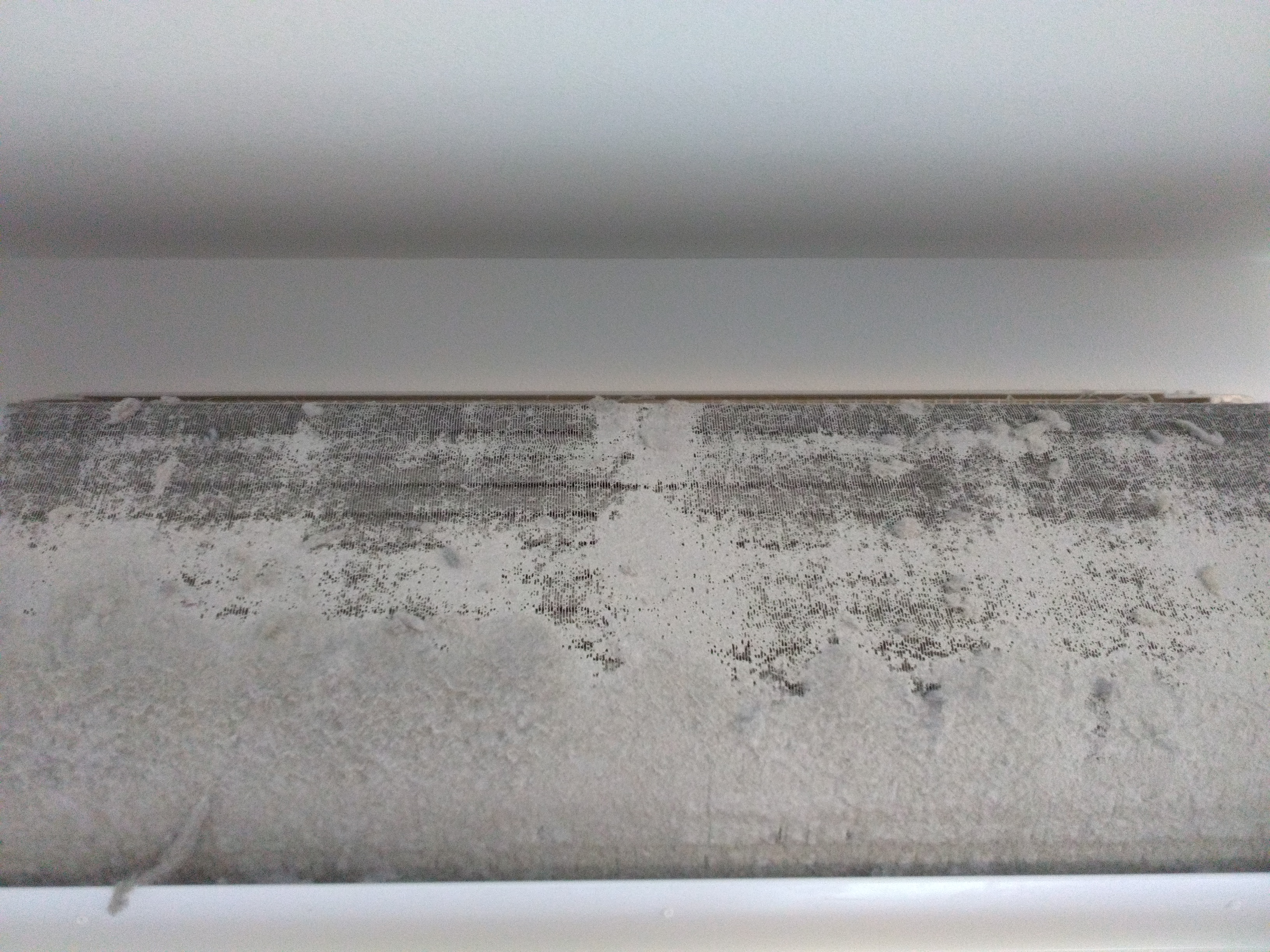 青森県八戸市のお掃除機能付きエアコンの作業前1