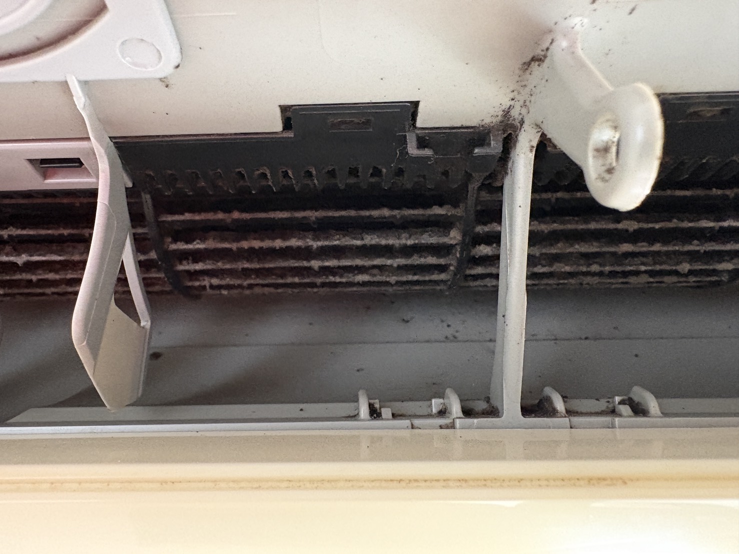 静岡県島田市の壁掛けエアコンの作業前1