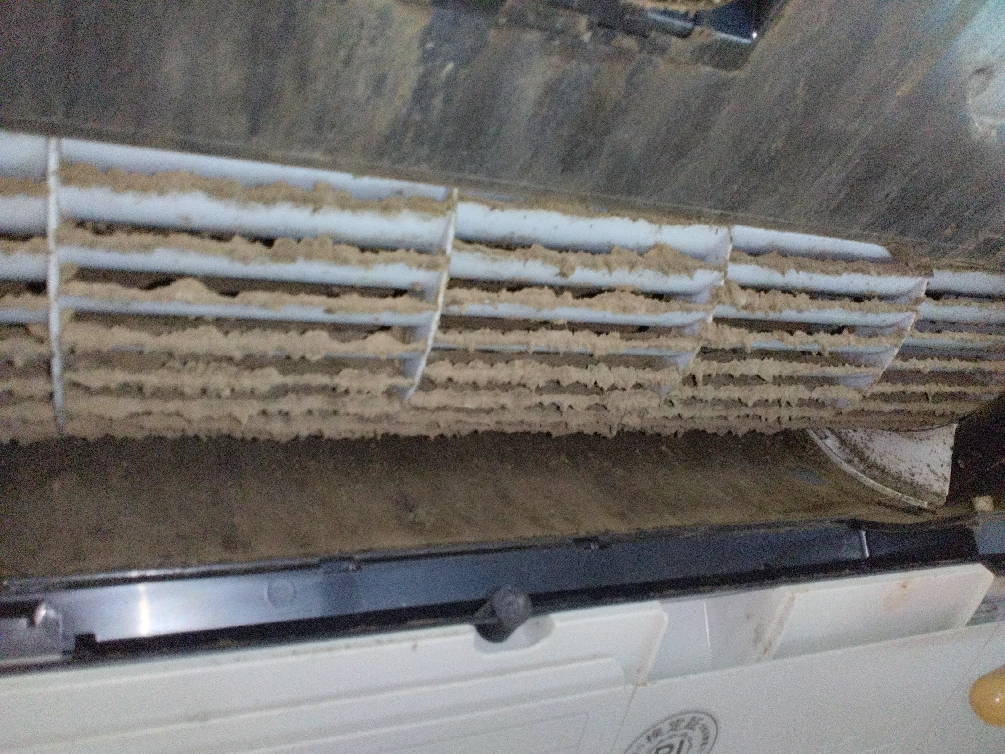 山梨県南アルプス市西野のお掃除機能付きエアコンの作業前2