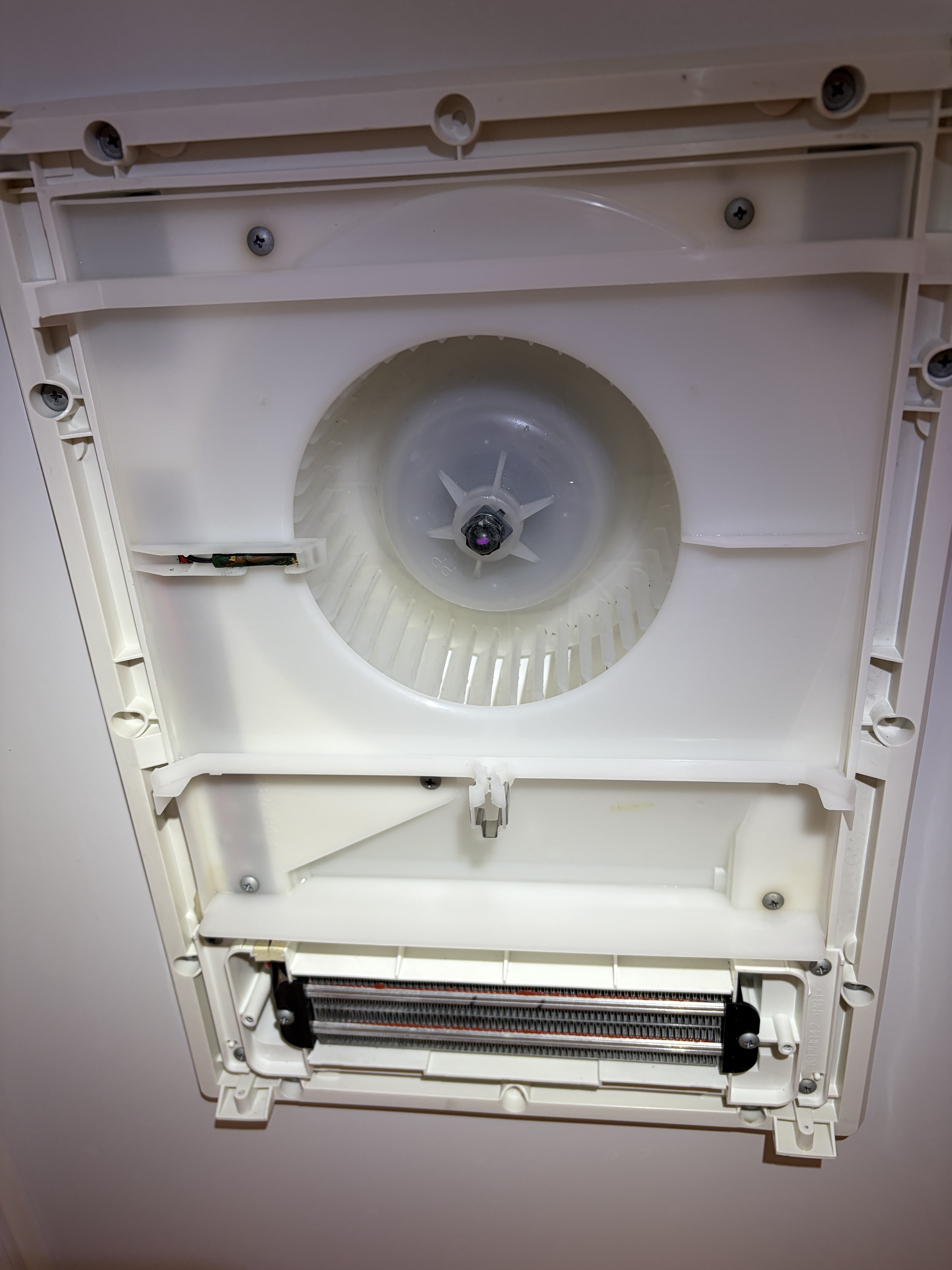 福岡県糟屋郡志免町の浴室乾燥機クリーニングの作業後1