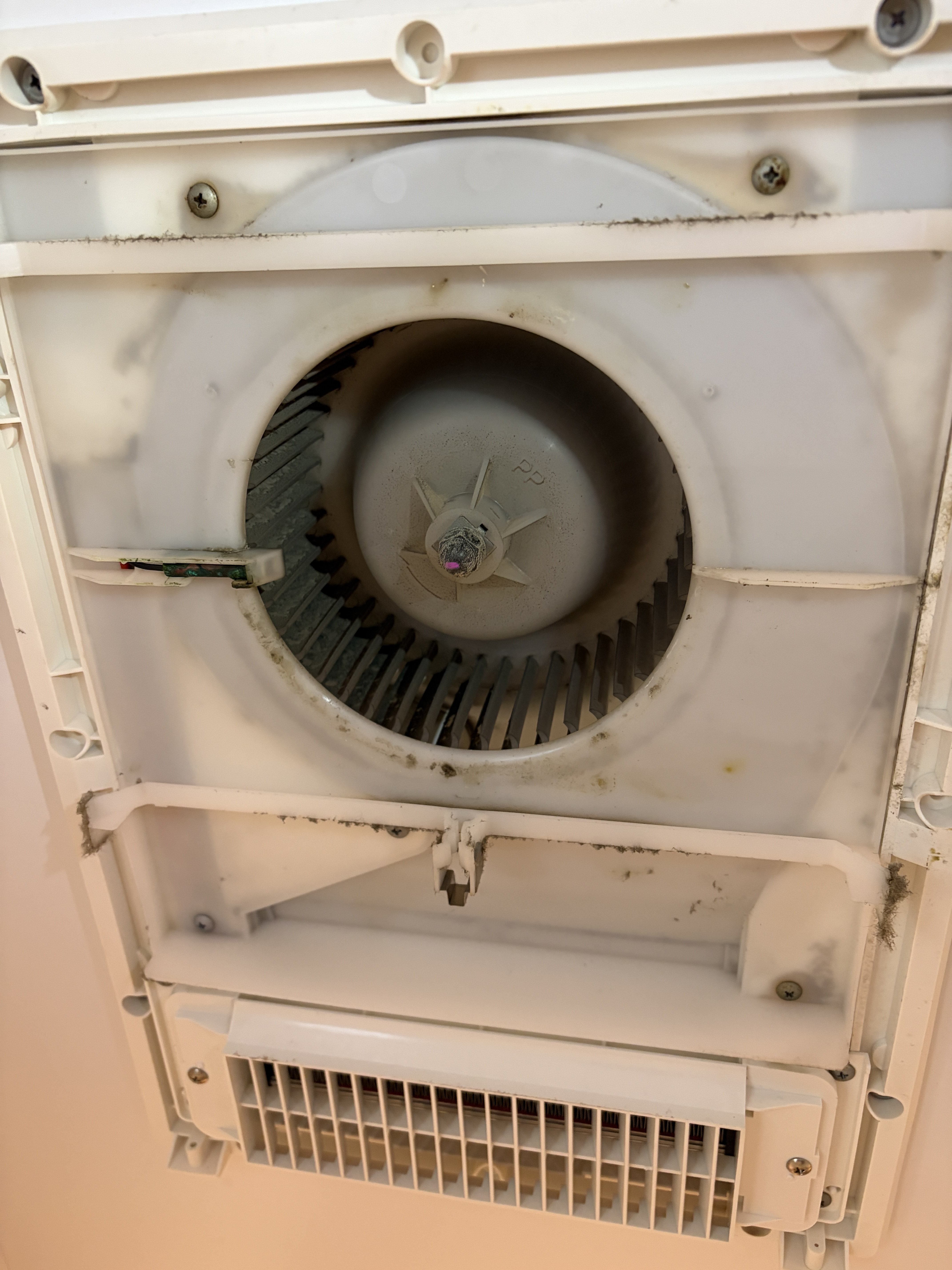 福岡県糟屋郡志免町の浴室乾燥機クリーニングの作業前1