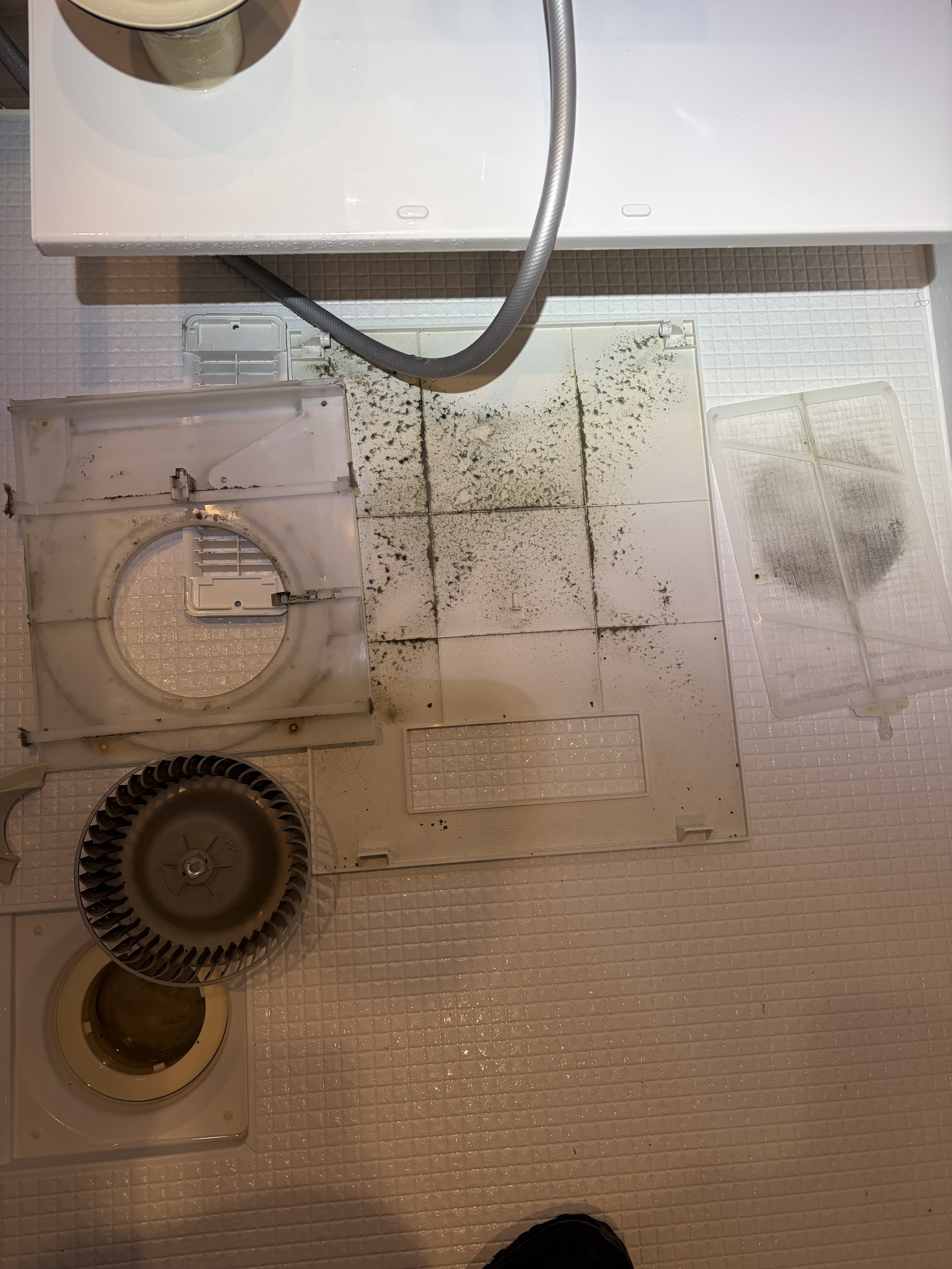 福岡県糟屋郡志免町の浴室乾燥機クリーニングの作業前2