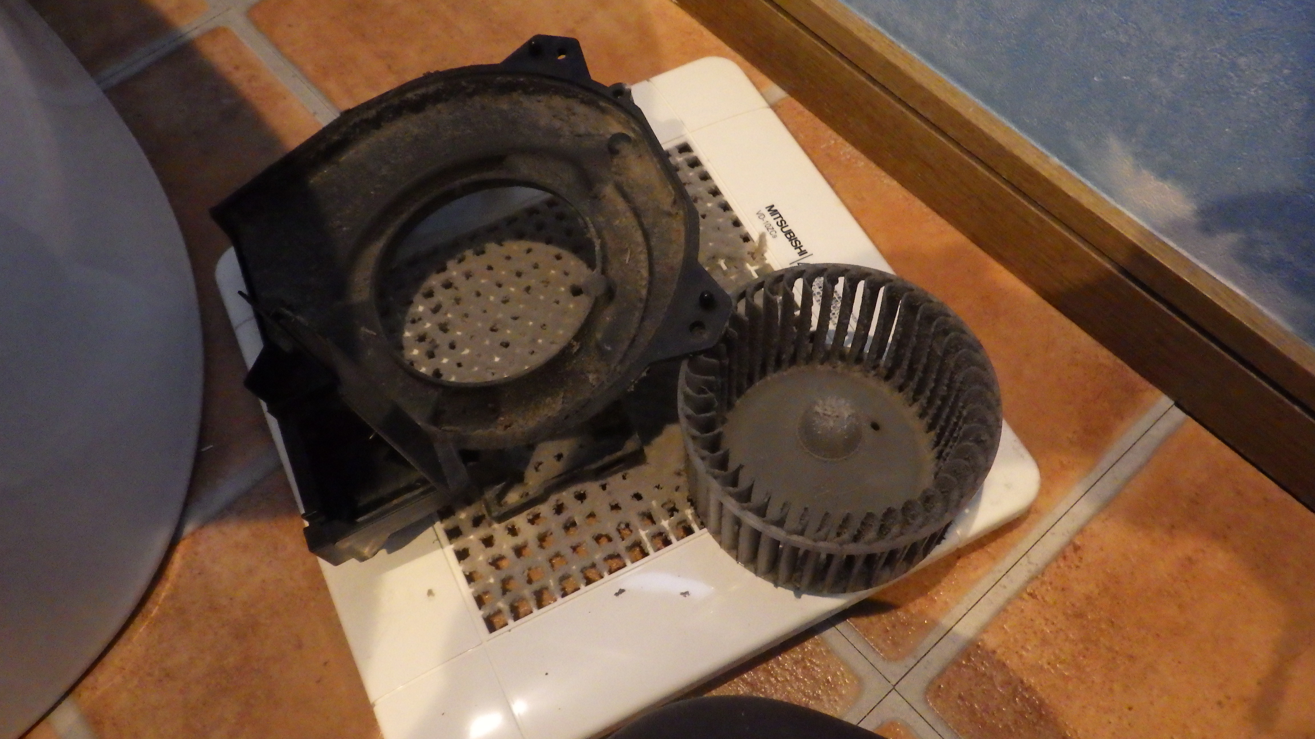 東京都新宿区大久保のトイレクリーニングの作業前2