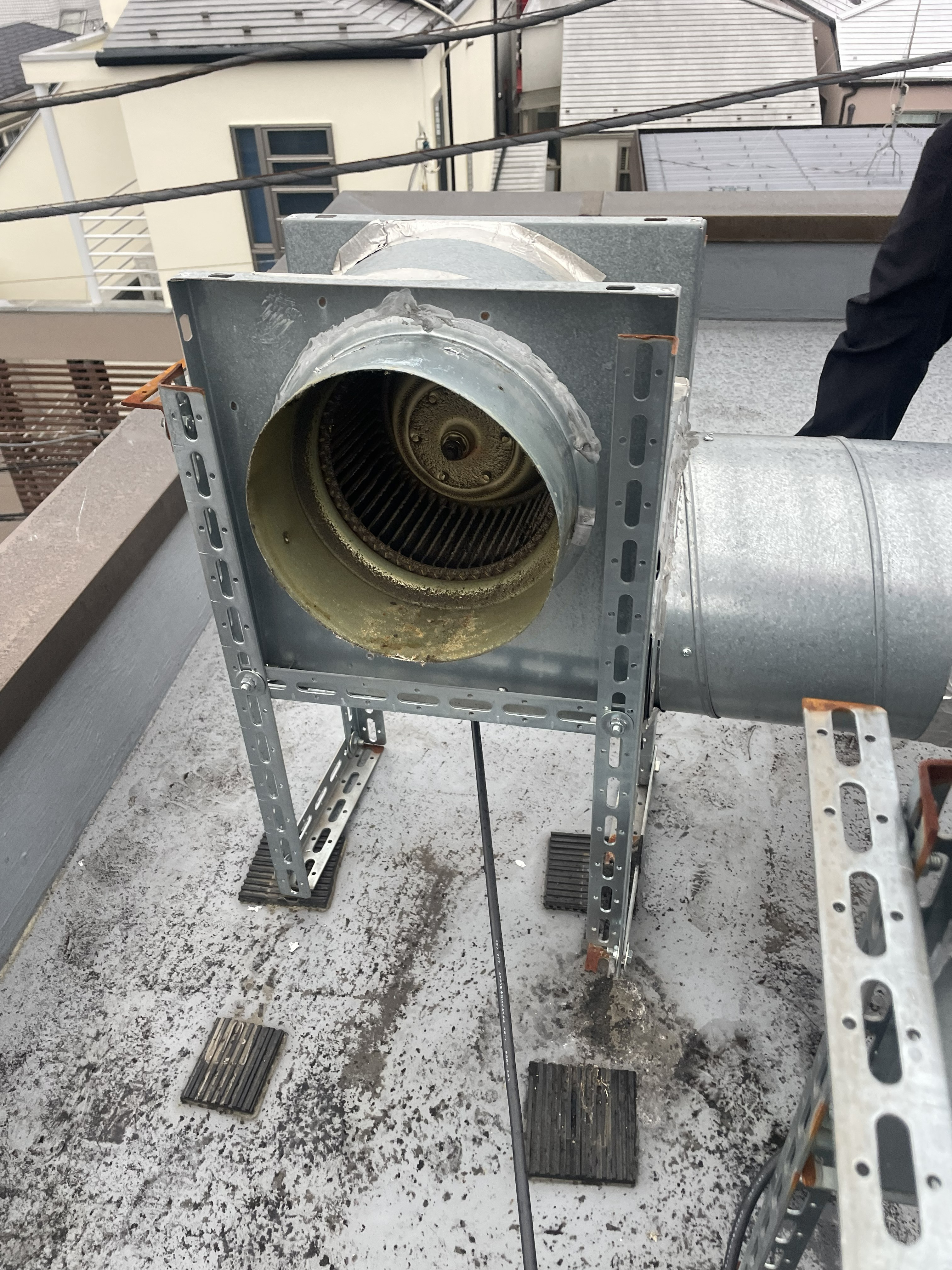 神奈川県横浜市青葉区青葉台のダクト清掃の作業前2