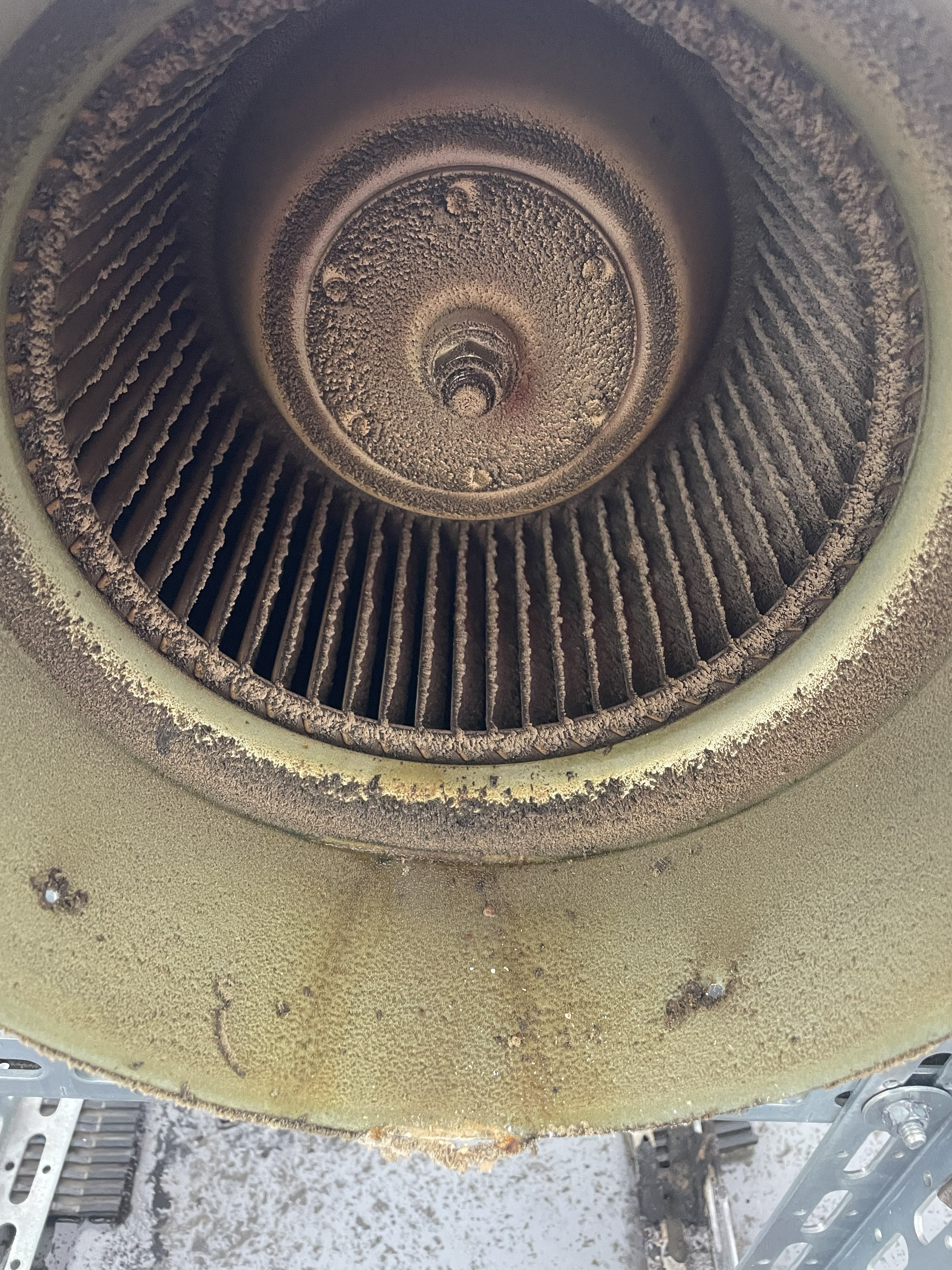 神奈川県横浜市青葉区青葉台のダクト清掃の作業前2