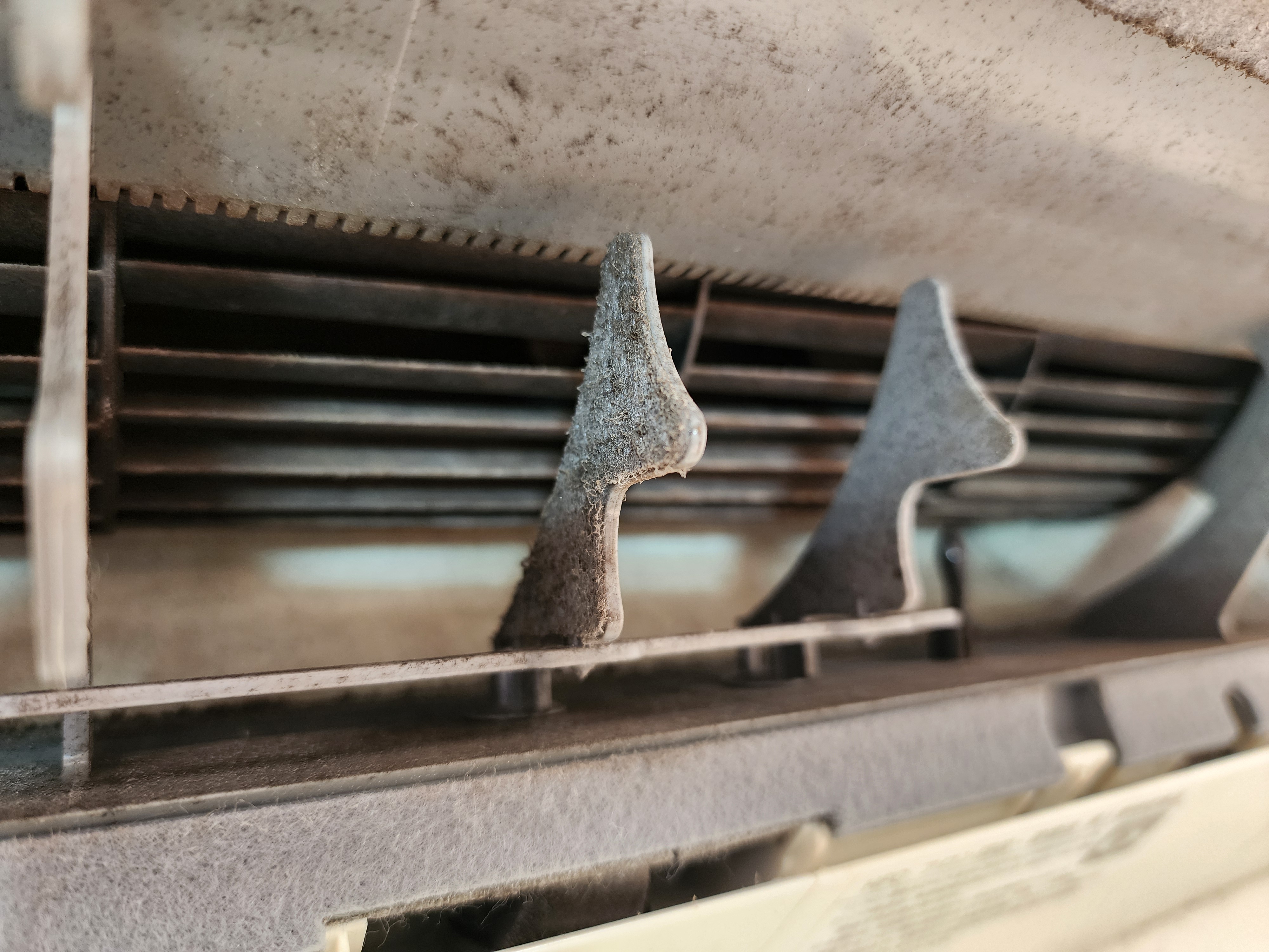 栃木県栃木市の業務用壁掛けエアコンの作業前2