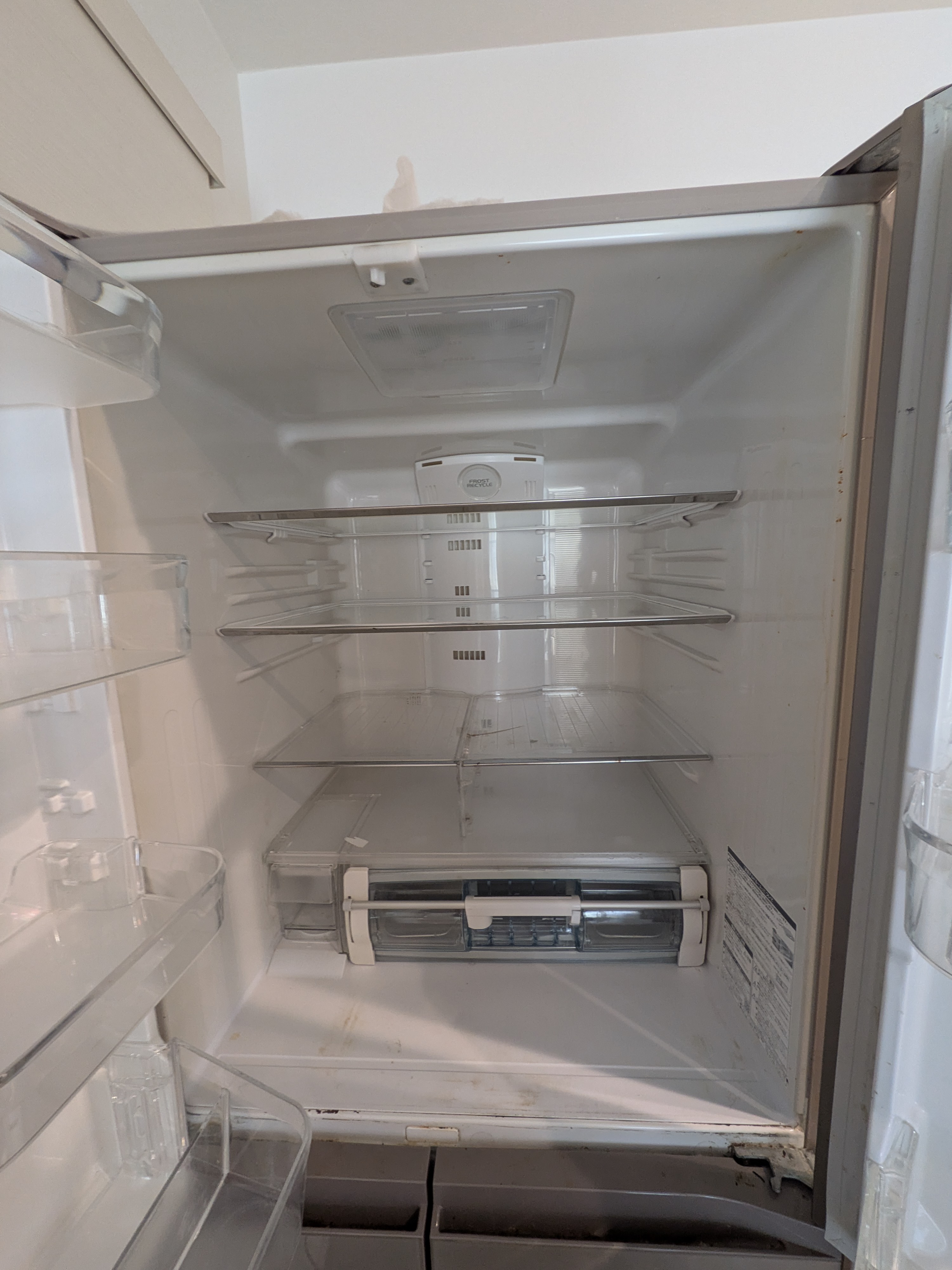 静岡県磐田市の冷蔵庫クリーニングの作業後1