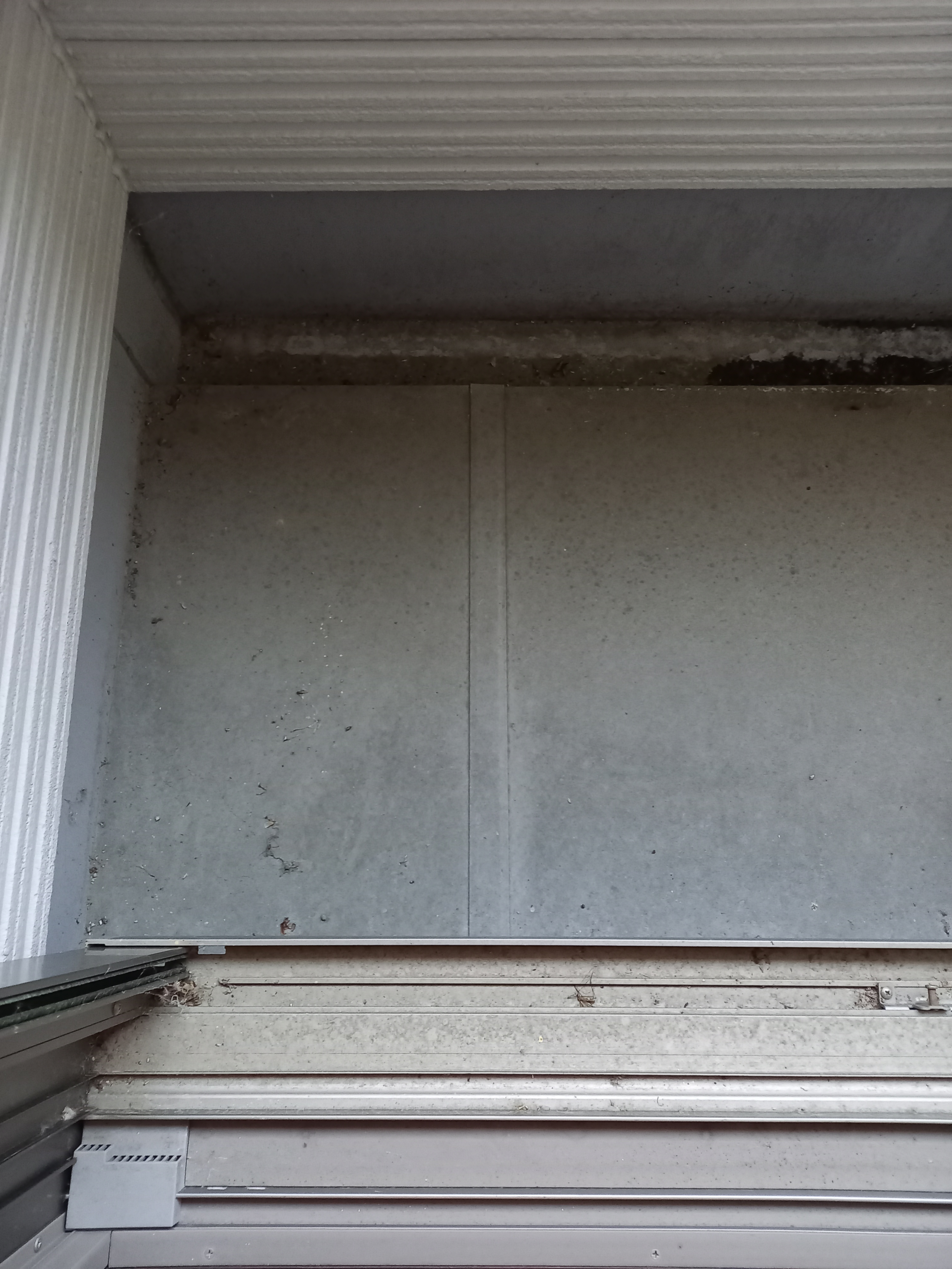 福岡県飯塚市のベランダ・バルコニークリーニングの作業前1