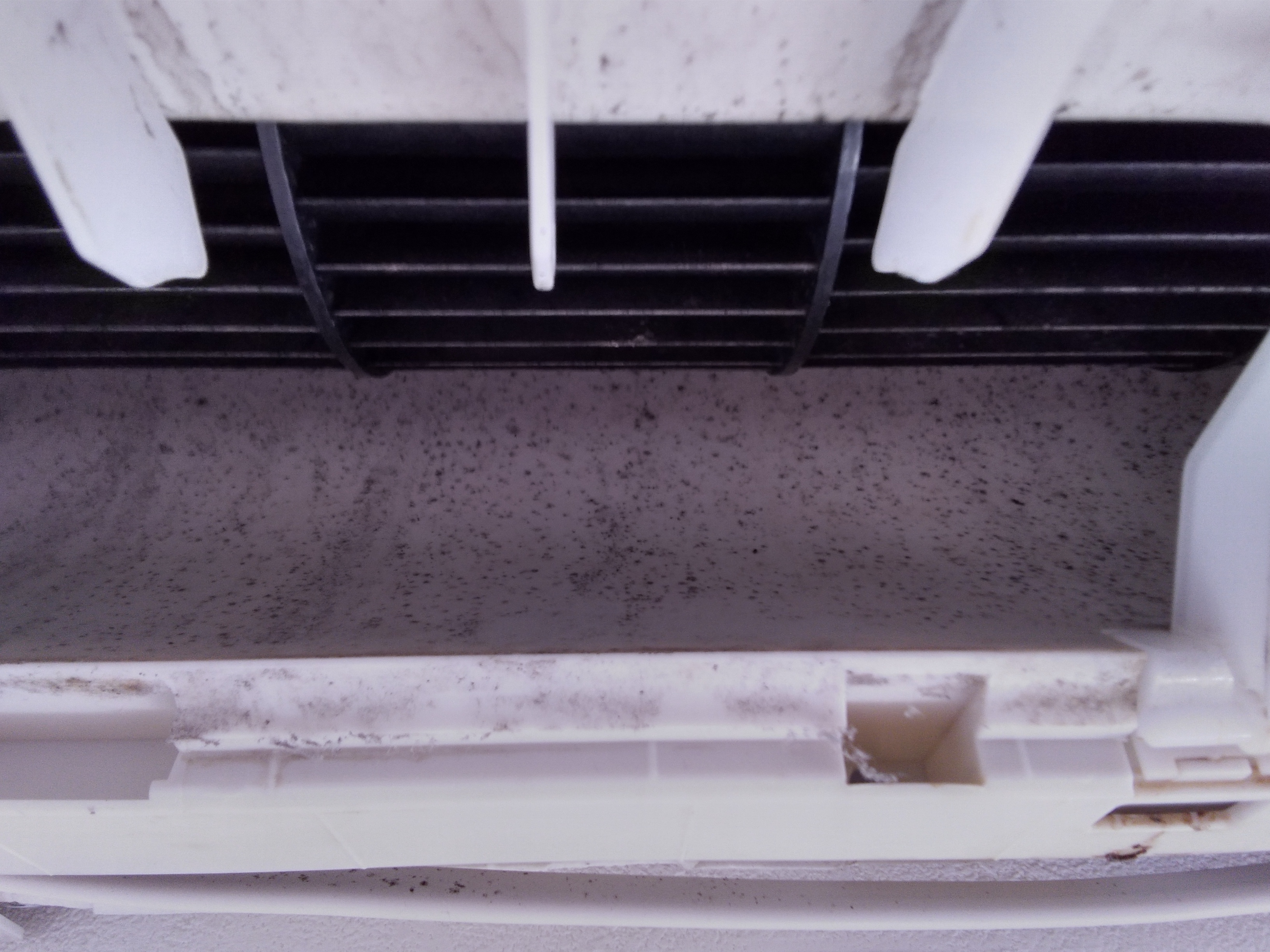 福島県いわき市のお掃除機能付きエアコンの作業前2