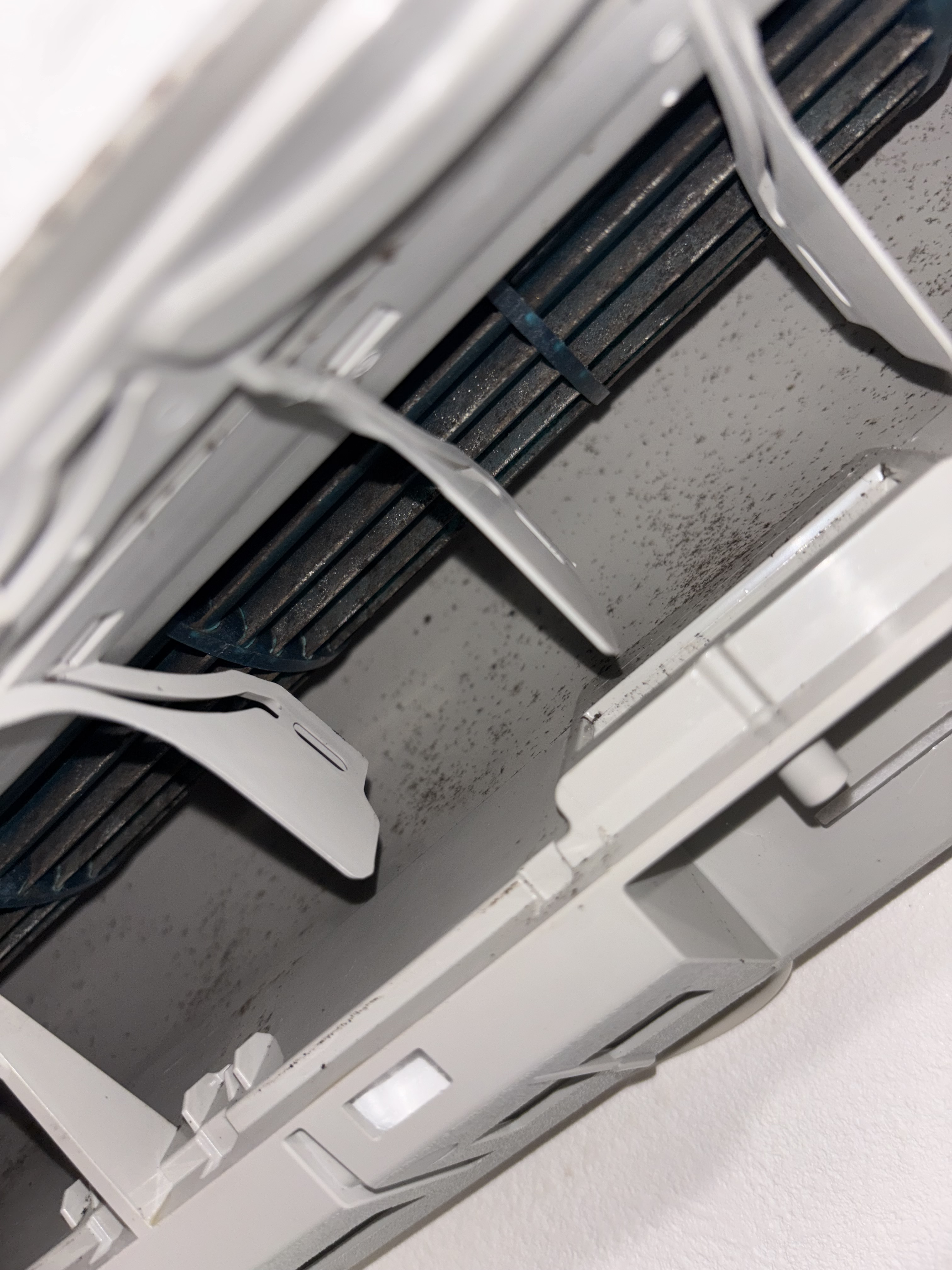 神奈川県藤沢市の壁掛けエアコンの作業前2