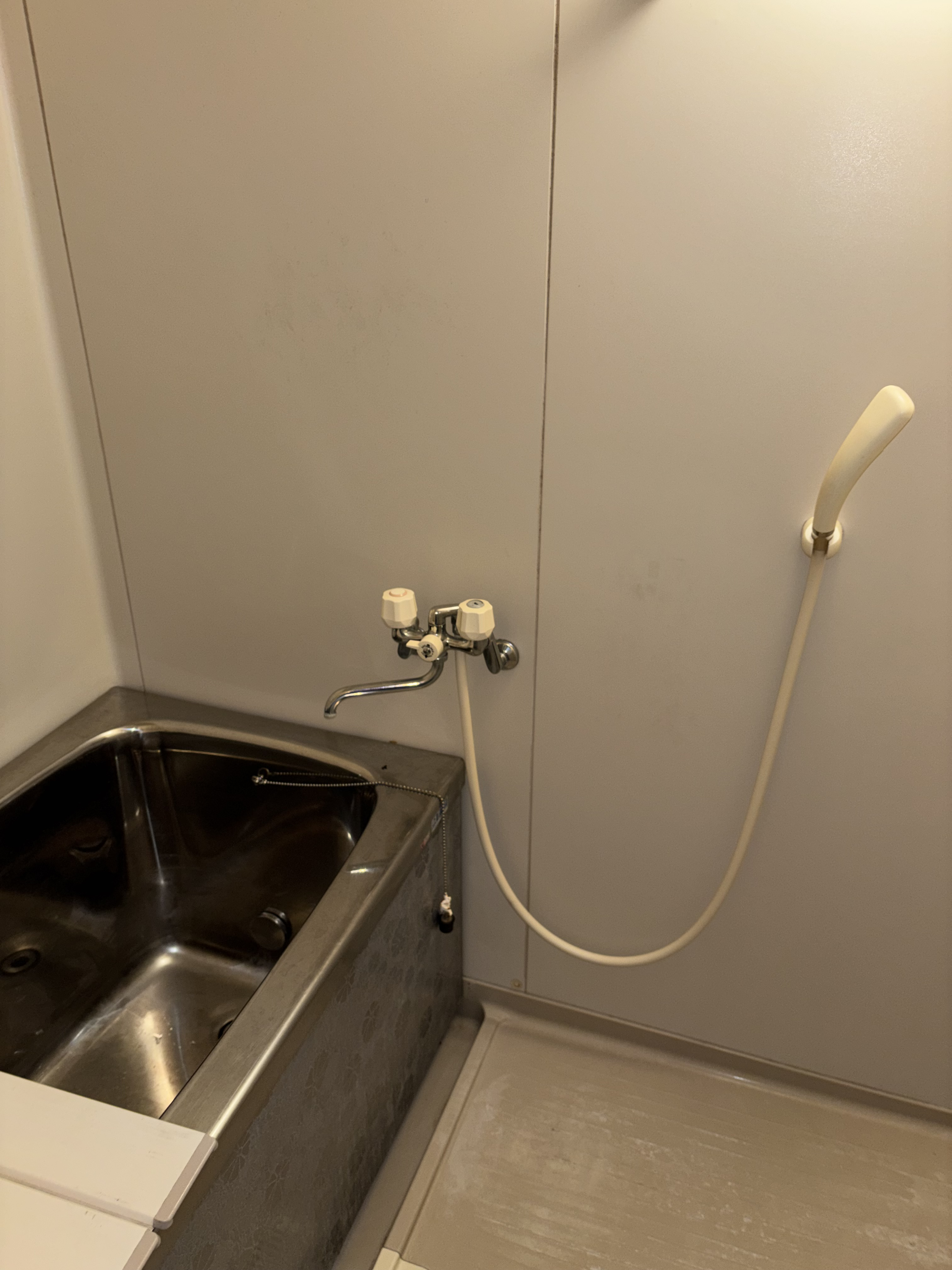 神奈川県横浜市金沢区の浴室・お風呂クリーニングの作業前1