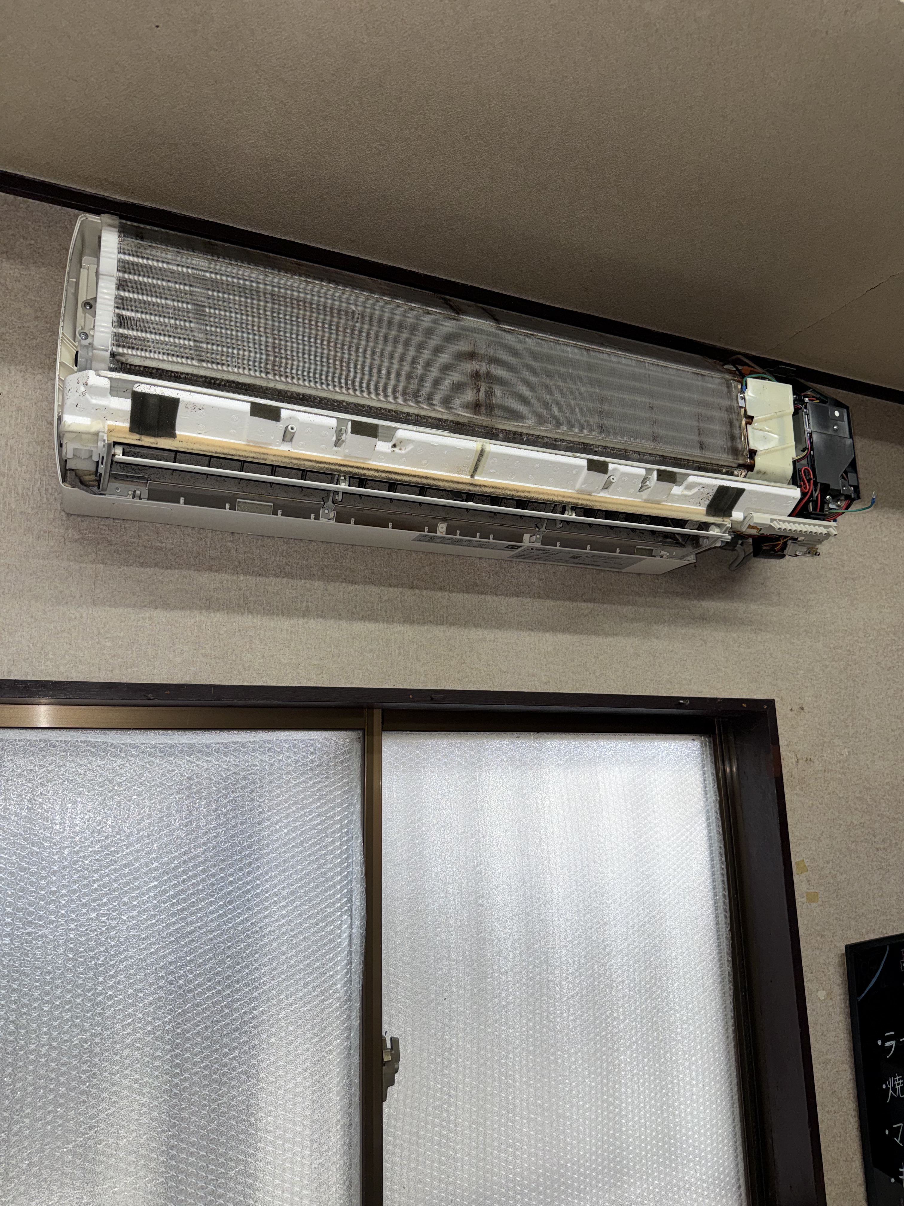 千葉県四街道市の業務用壁掛けエアコンの作業後2