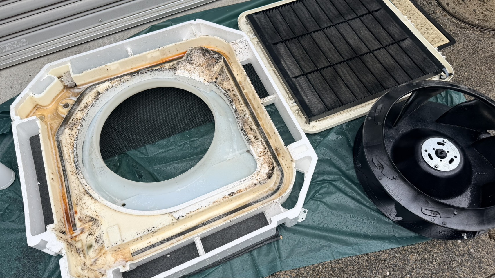 東京都武蔵野市の業務用天井埋め込みエアコンの作業前2