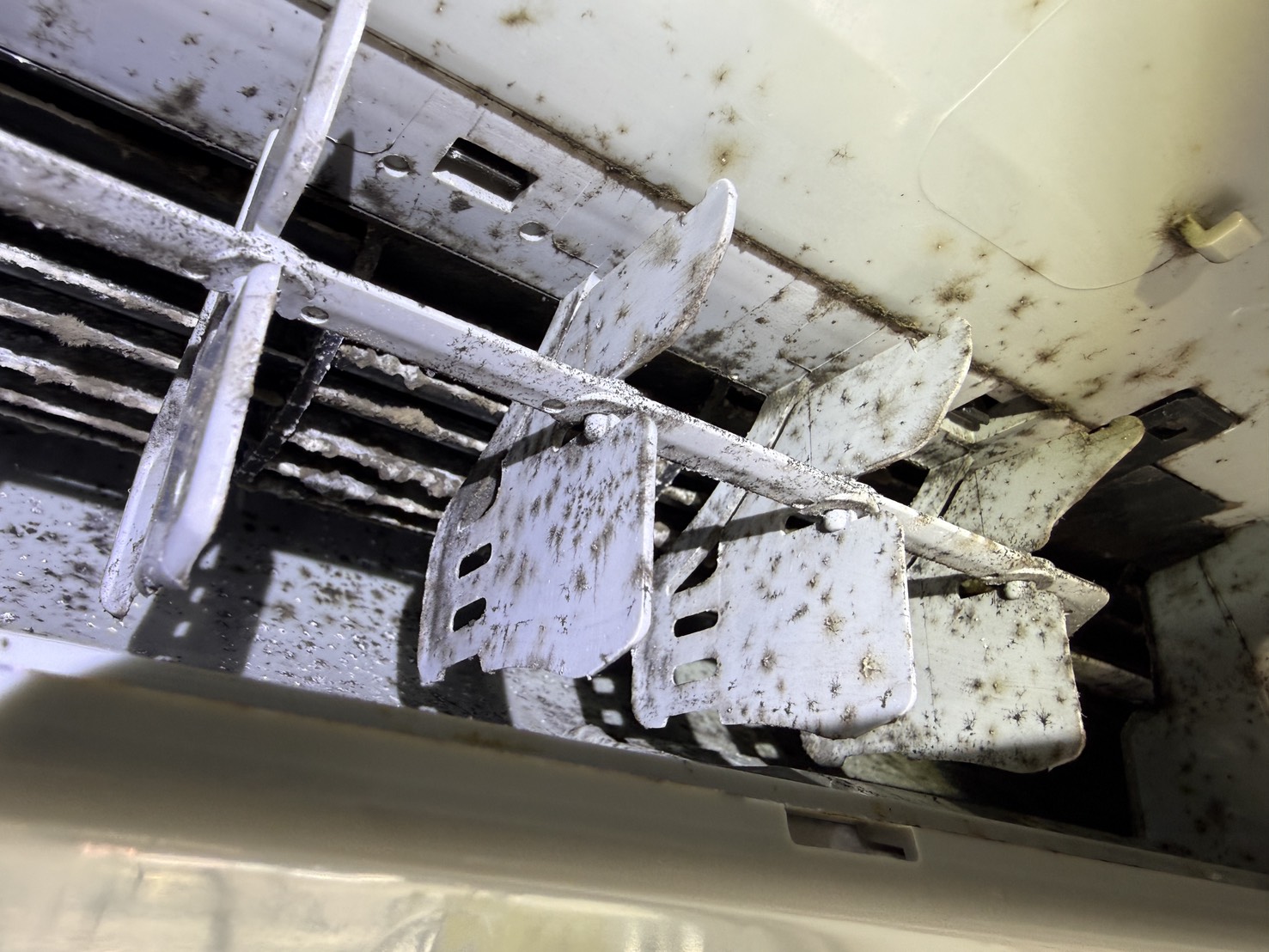 東京都荒川区東尾久のお掃除機能付きエアコンの作業前3