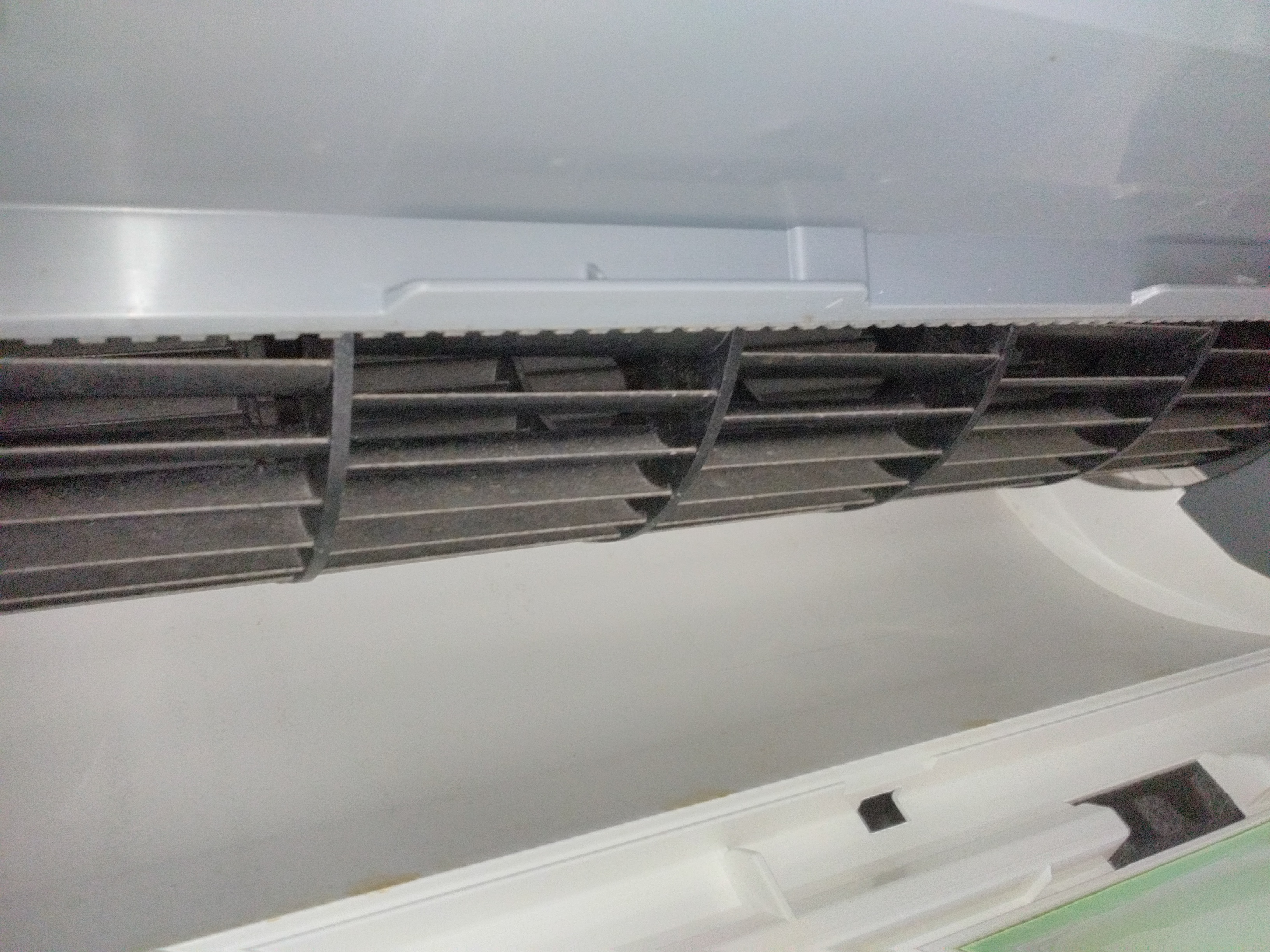 山梨県甲府市のお掃除機能付きエアコンの作業前2